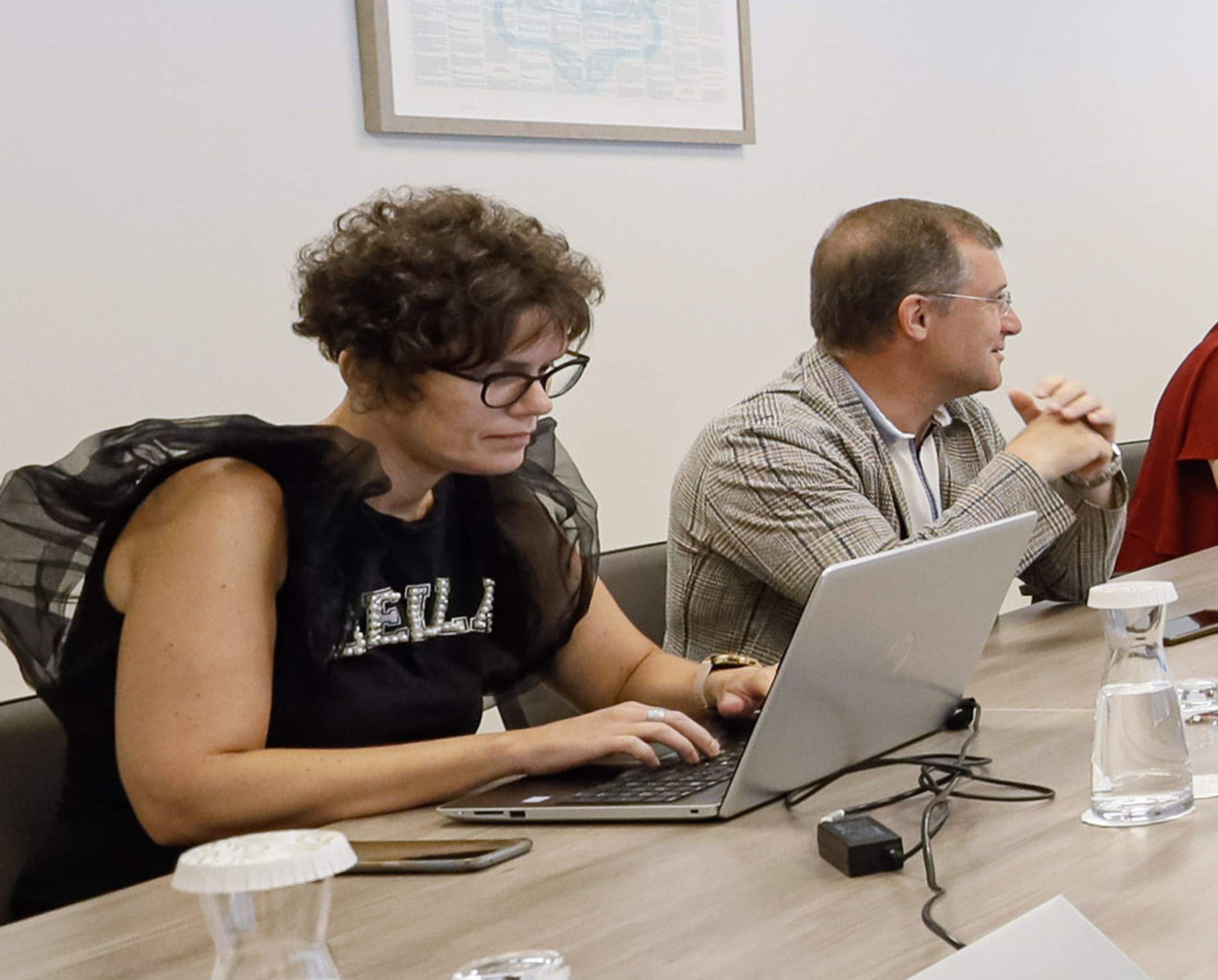 Maria Àngels Tarrés i Josep Majoral durant la reunió d'aquest matí.
