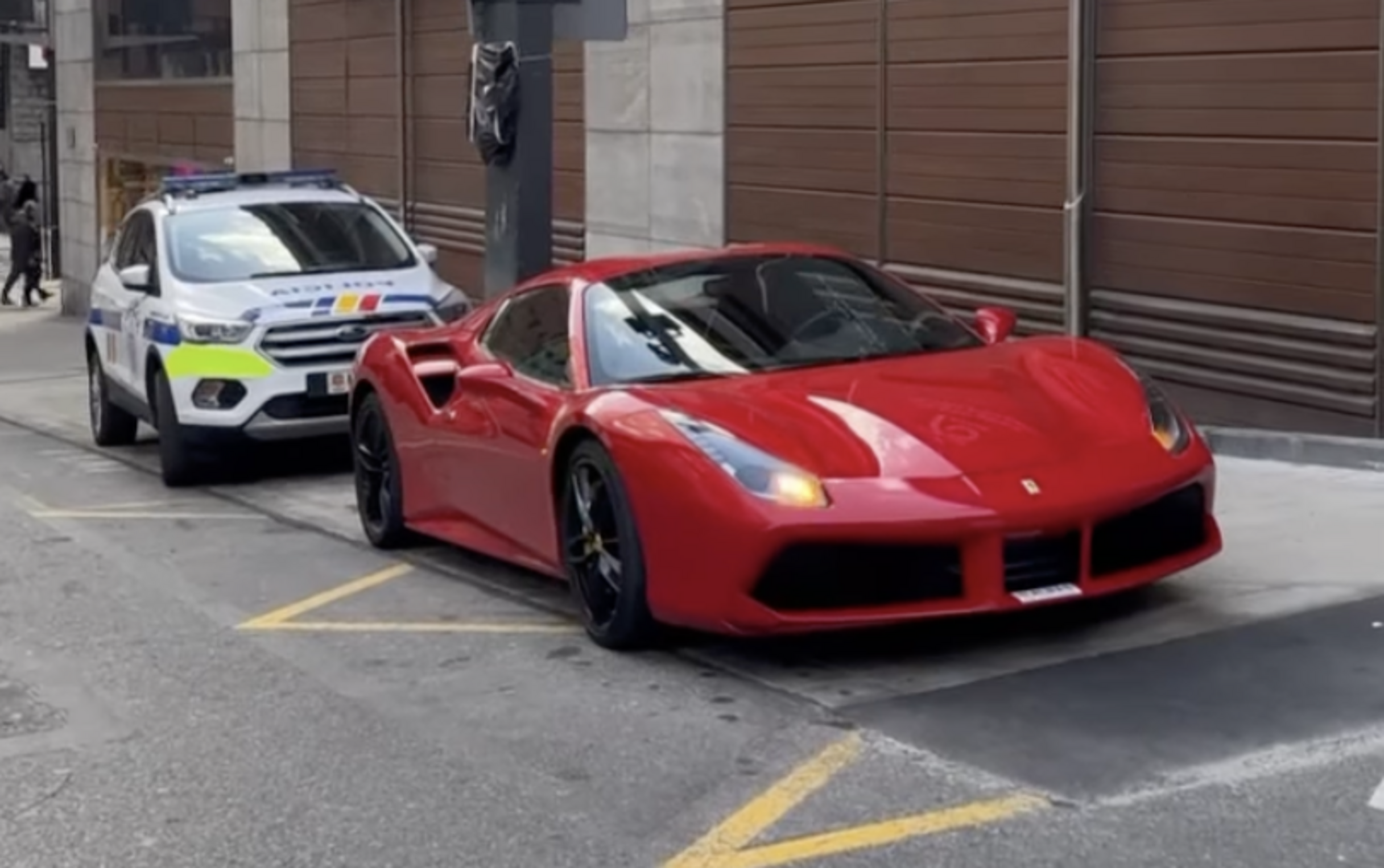 El Ferrari de Caballol 'escortat' per un cotxe policial. El Ferrari de Caballol 'escortat' per un cotxe policial.