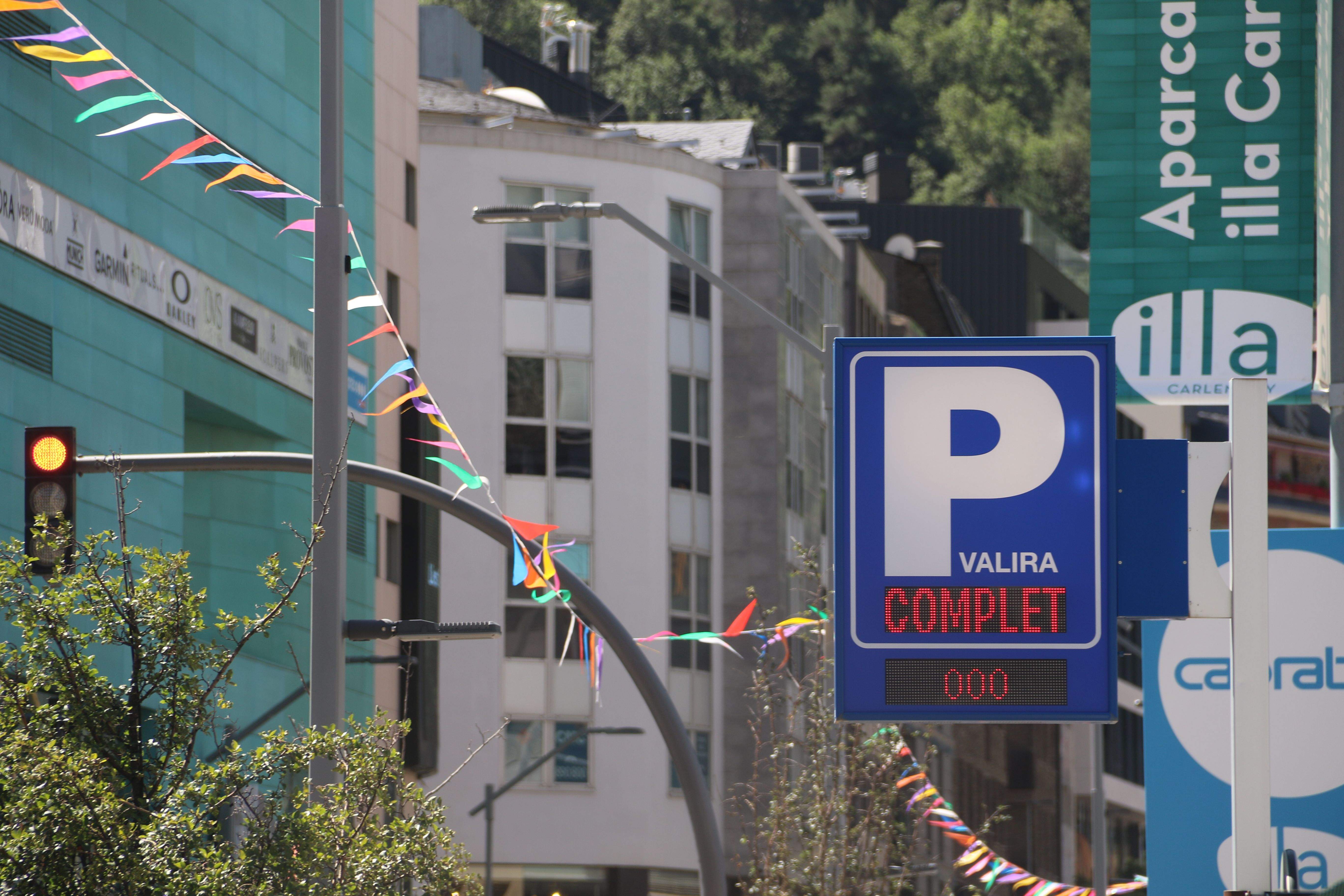 L'arribada de turistes ha portat que alguns aparcaments s'hagin omplert com el del Valira