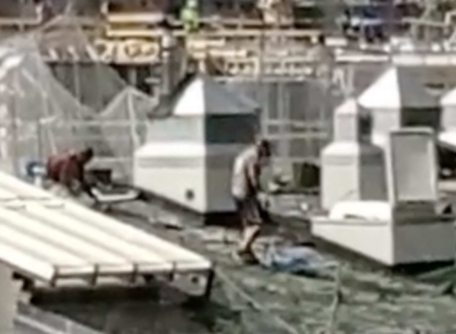 Els dos operaris al teulat.