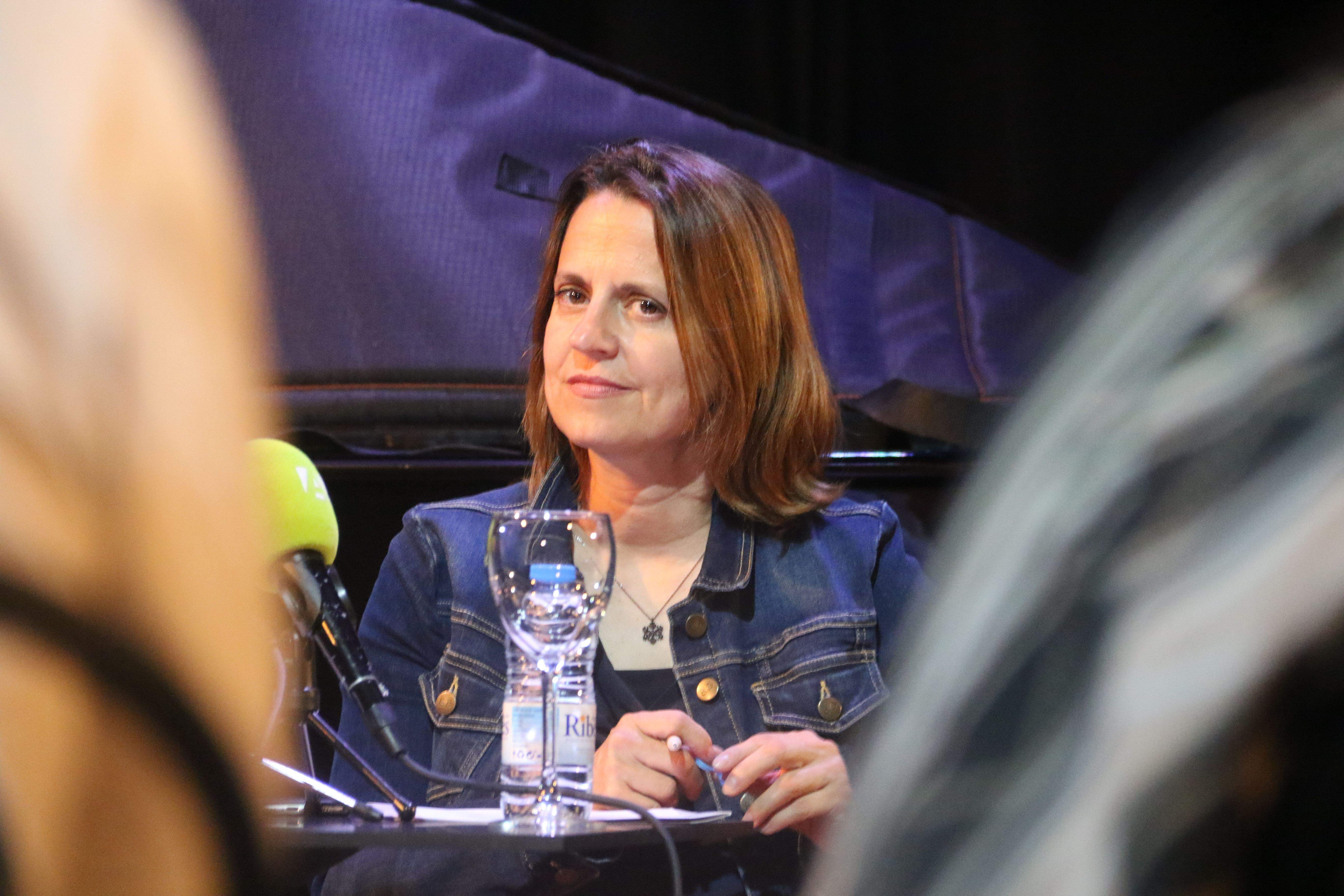 Rosa Gili en la compareixença que ha fet aquest migdia per parlar d'un festival... de jazz.