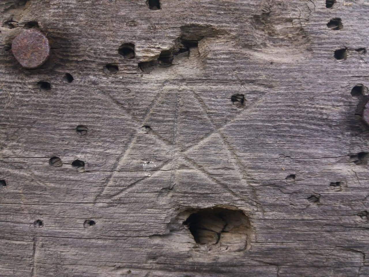 Gravat a la porta d'una borda.