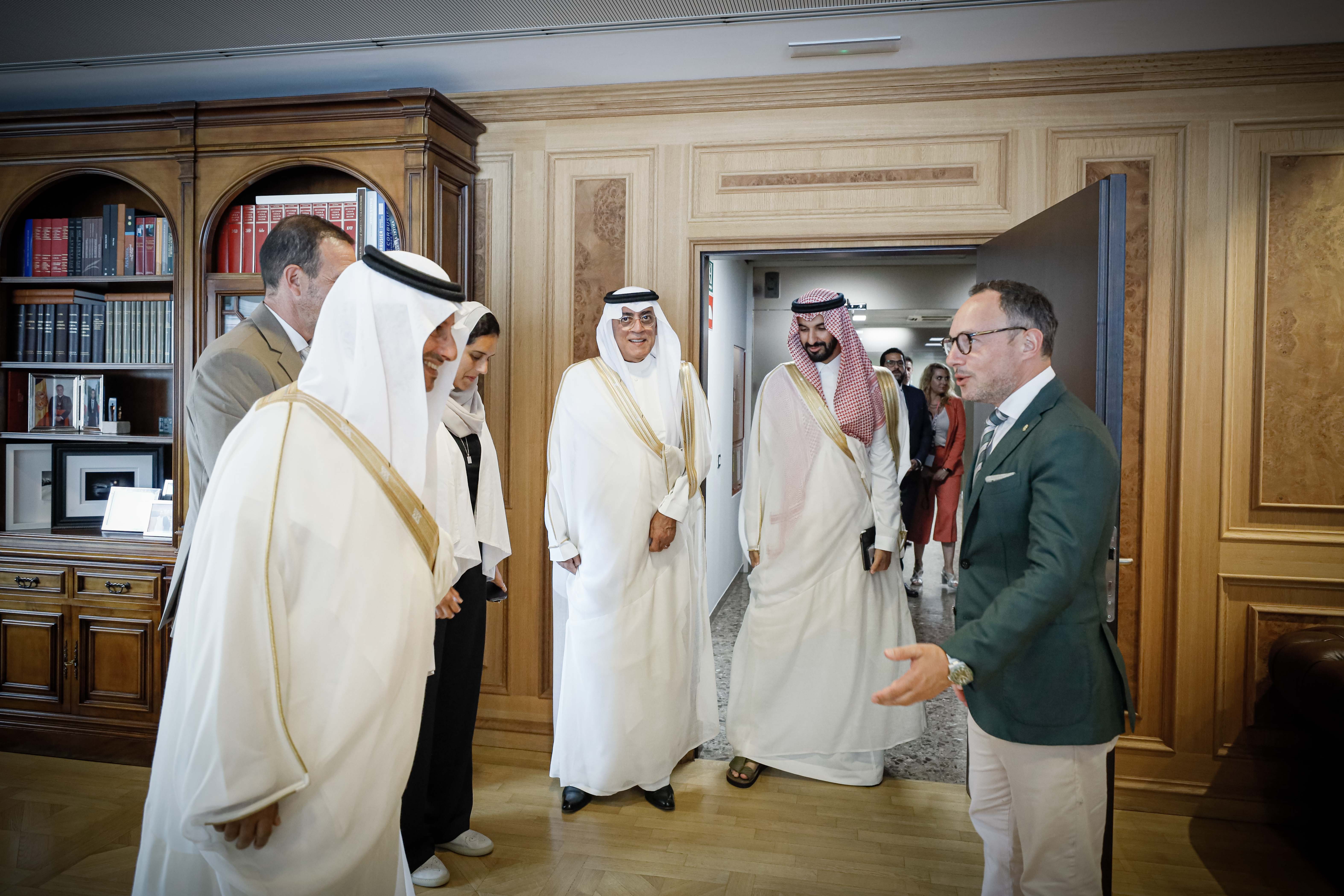 Xavier Espot donant coversant amb el ministre saudita al seu despatx.