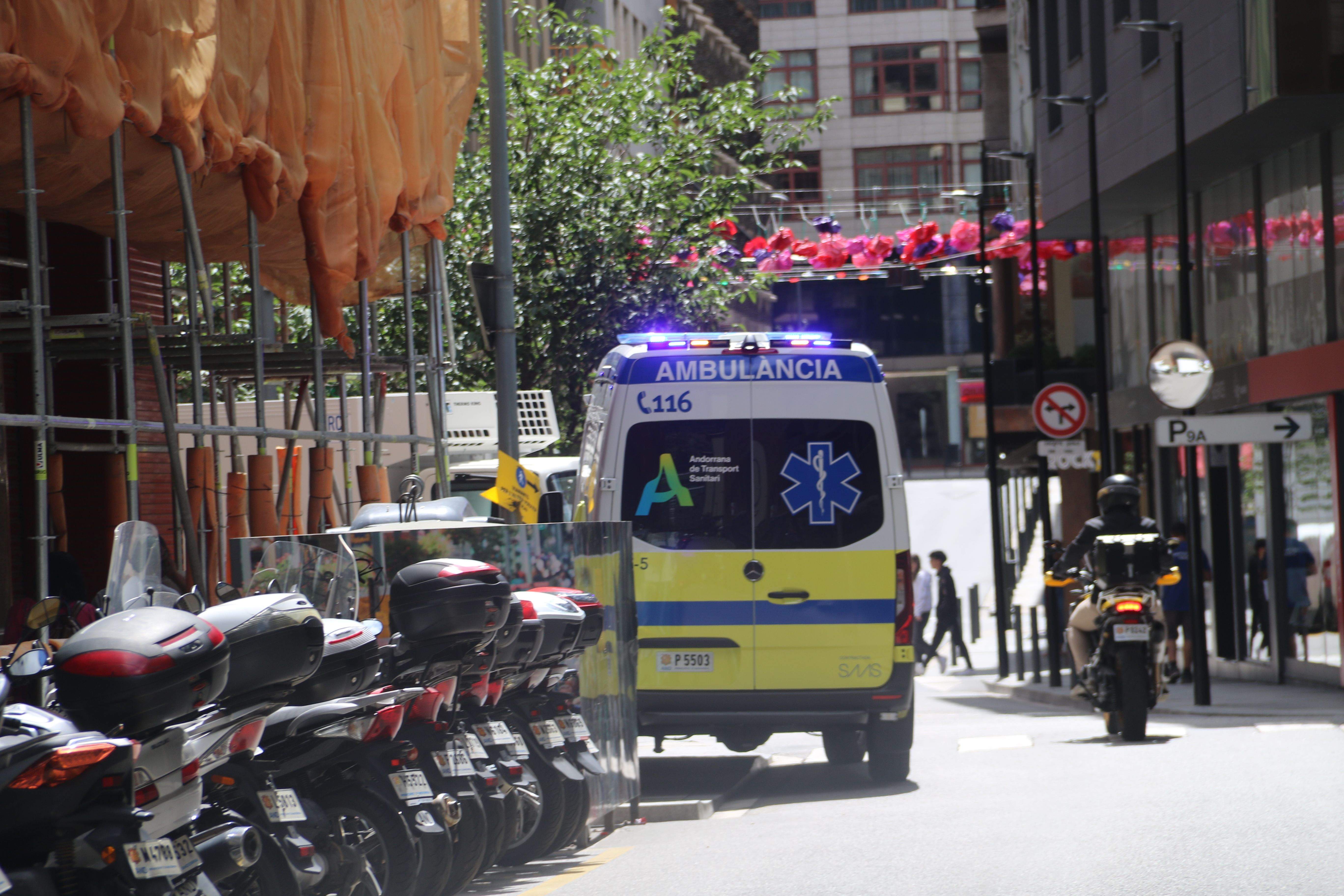 Una ambulància d'ATS en ple servei al centre d'Andorra la Vella.