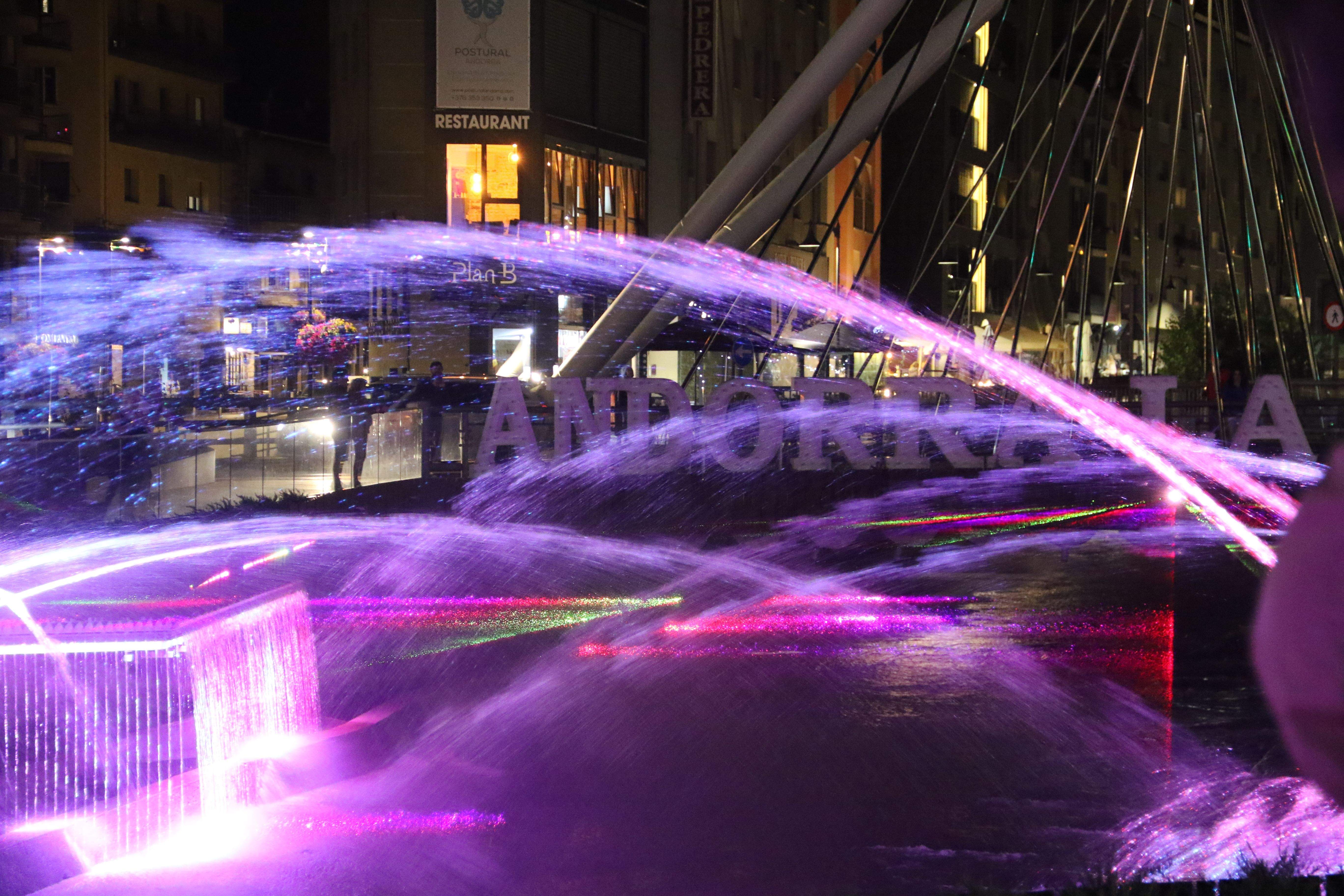 'El llac dels cignes' en un dels passis a la font de llums i colors