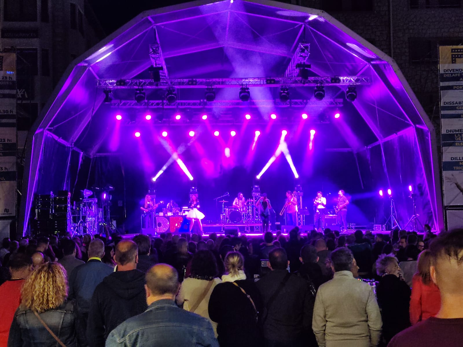 Un moment del concert d'aquesta nit a la plaça Guillemó.