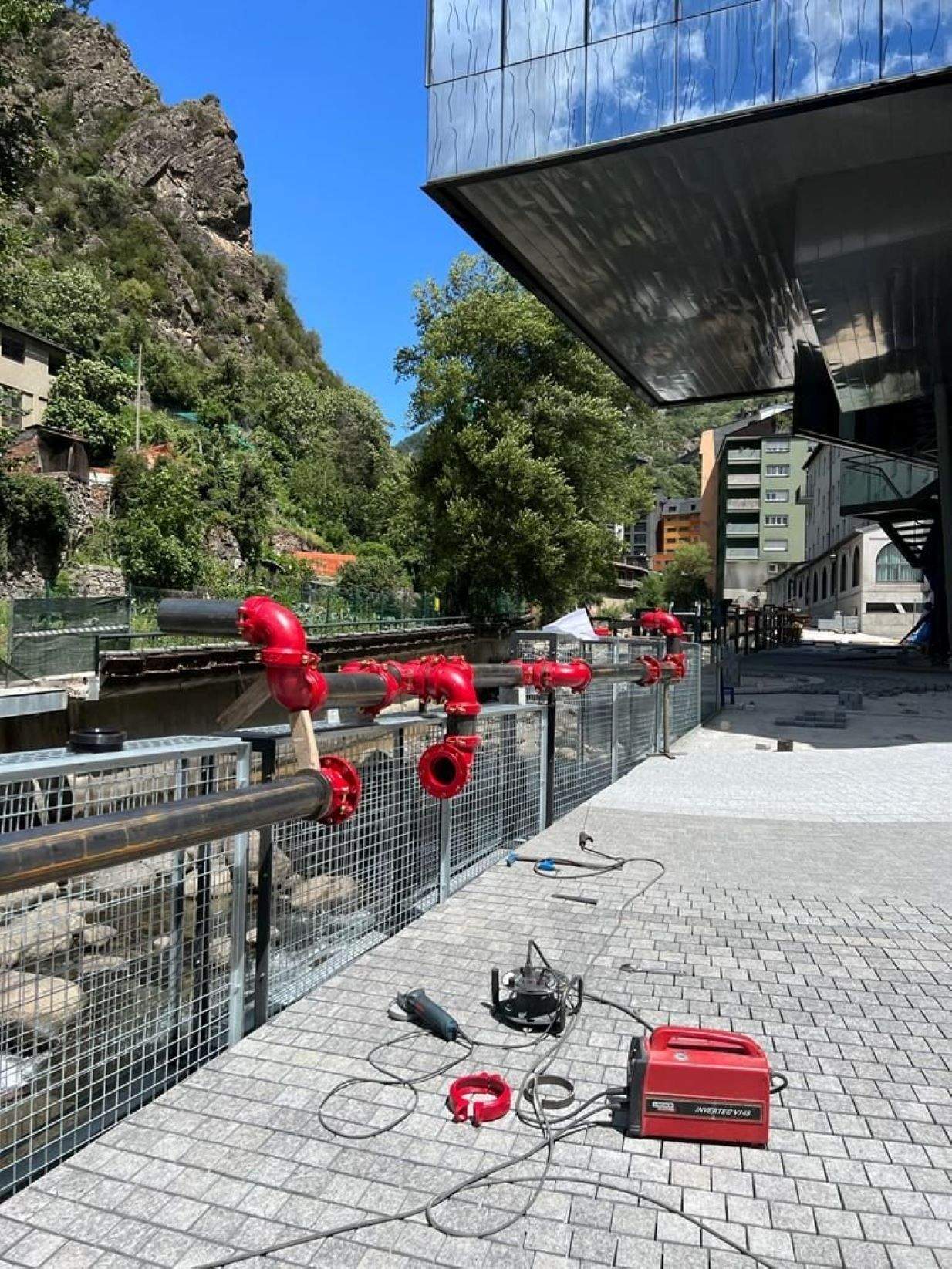 Els tubs ja col·locats.