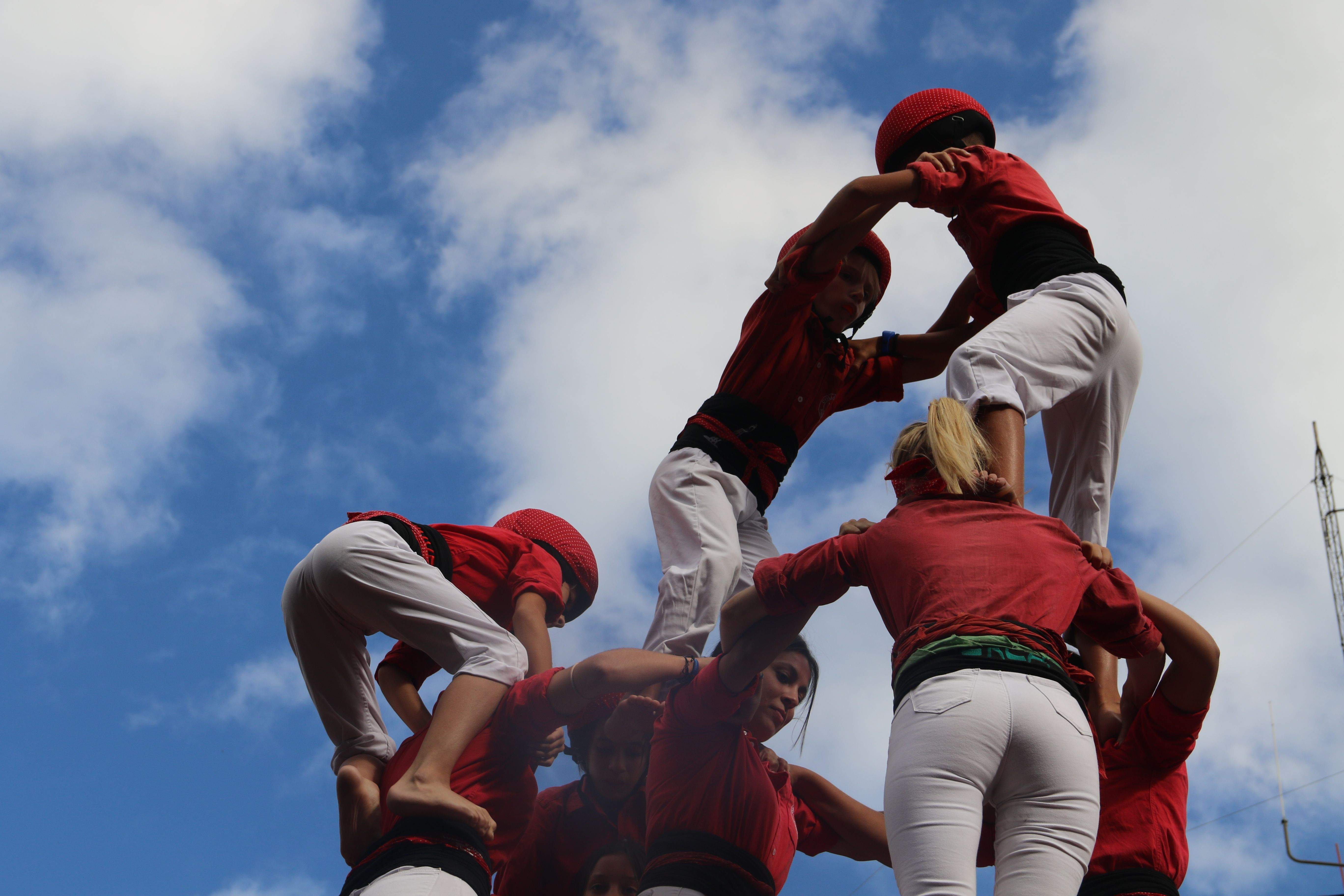 La 'canalla' de Valls mira d'acabar de muntar el 5 de 8.