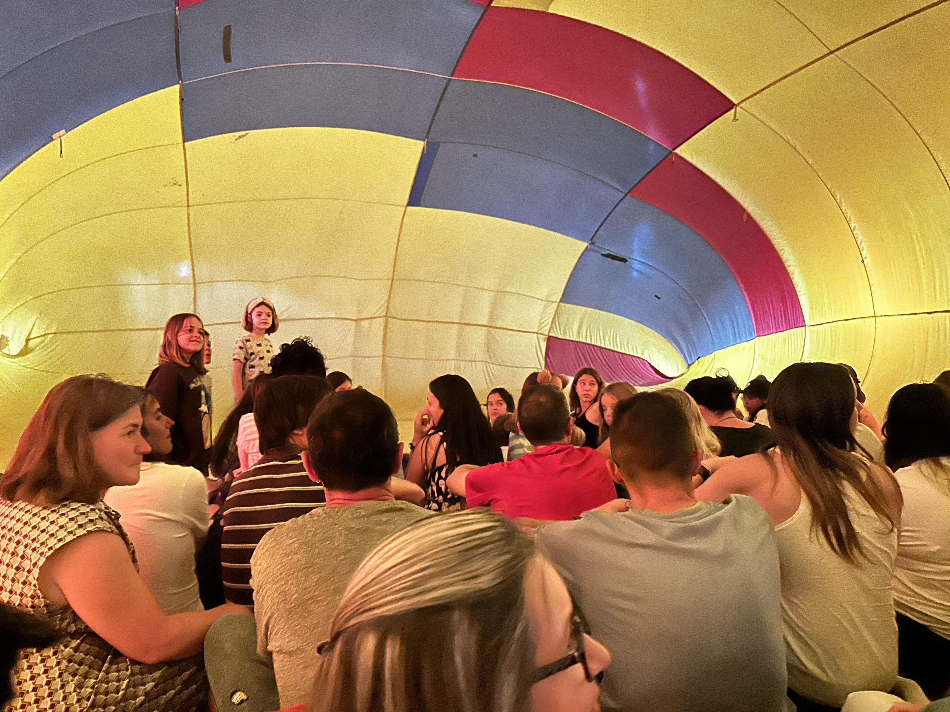 Arts escèniques dins d'un globus aeroestàtic.