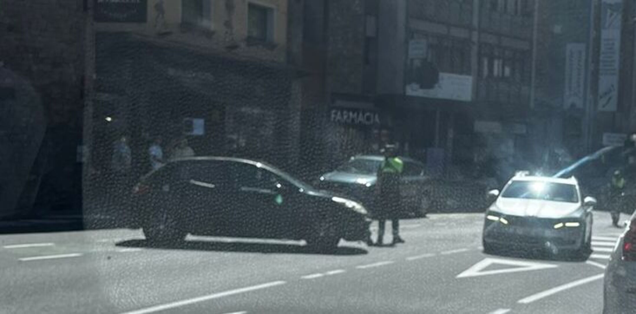 Actuació dels agents de circulació en la topada al centre de Canillo.