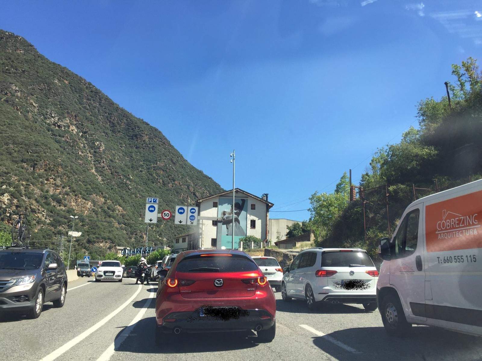 Una imatge de retencions per accedir al país per la frontera del Riu Runer