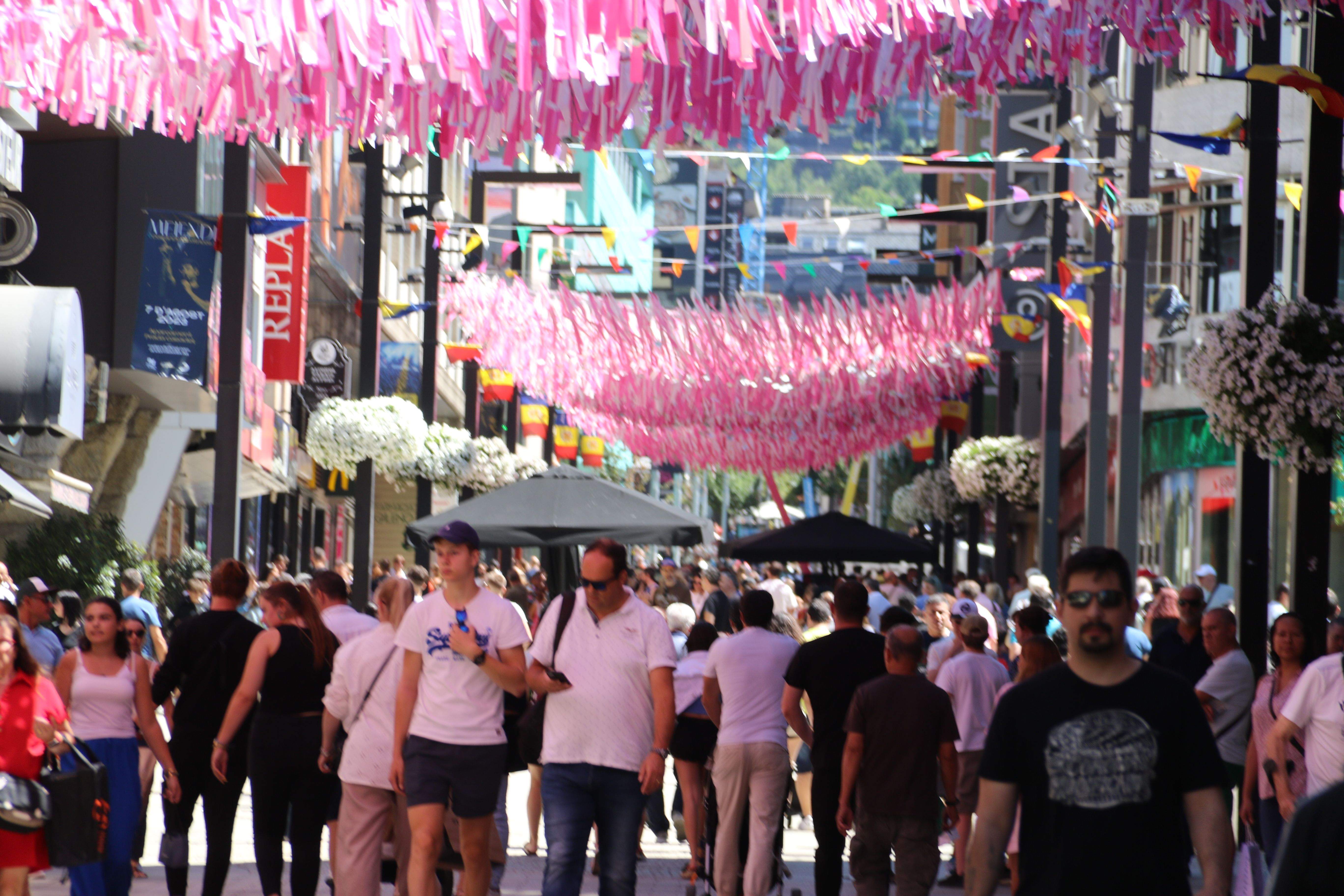 L'avinguda Meritxell plena de gom a gom.