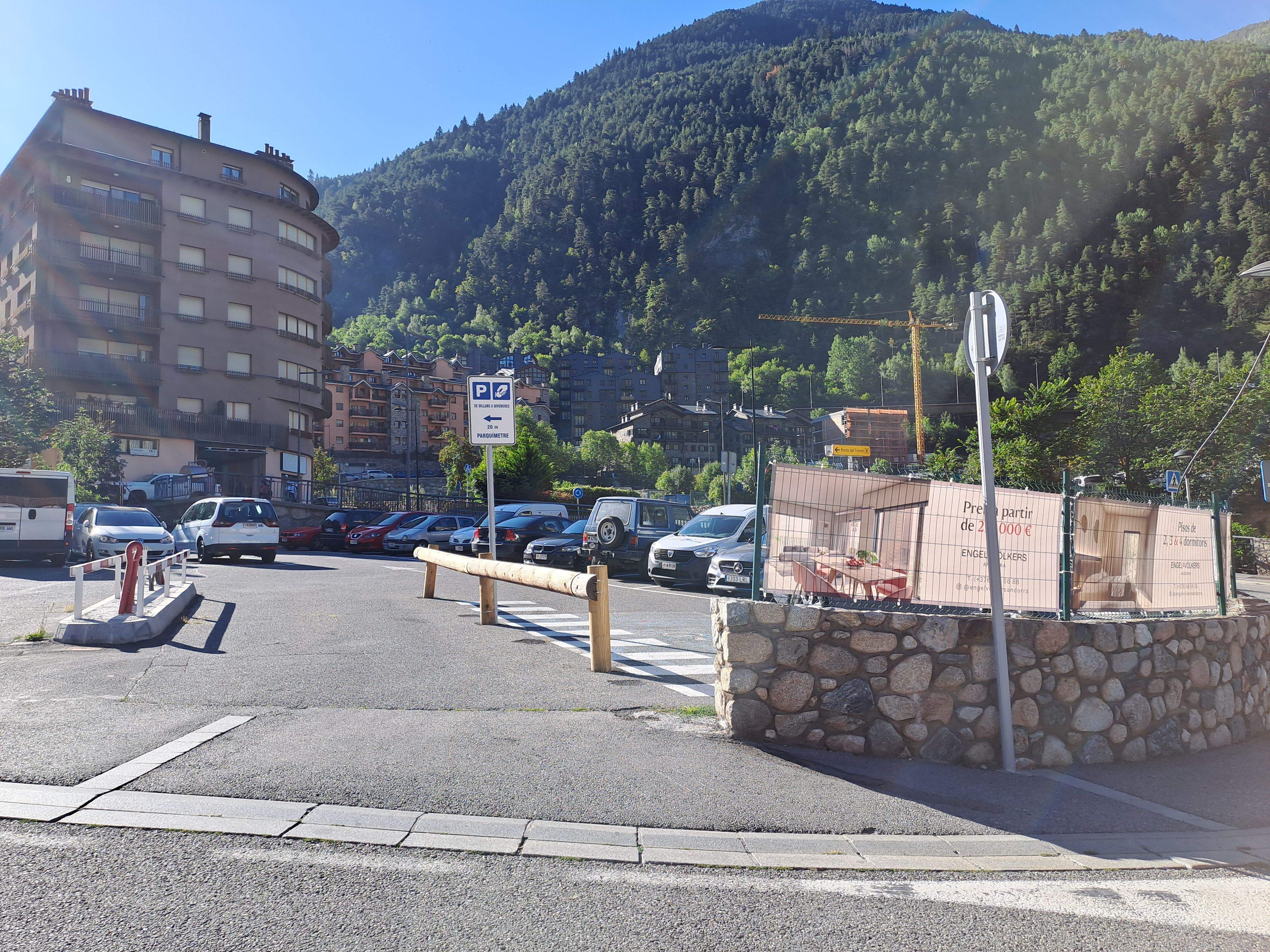 La parcel·la on es farà el projecte, actualment ocupada per un aparcamentn de zona blava.