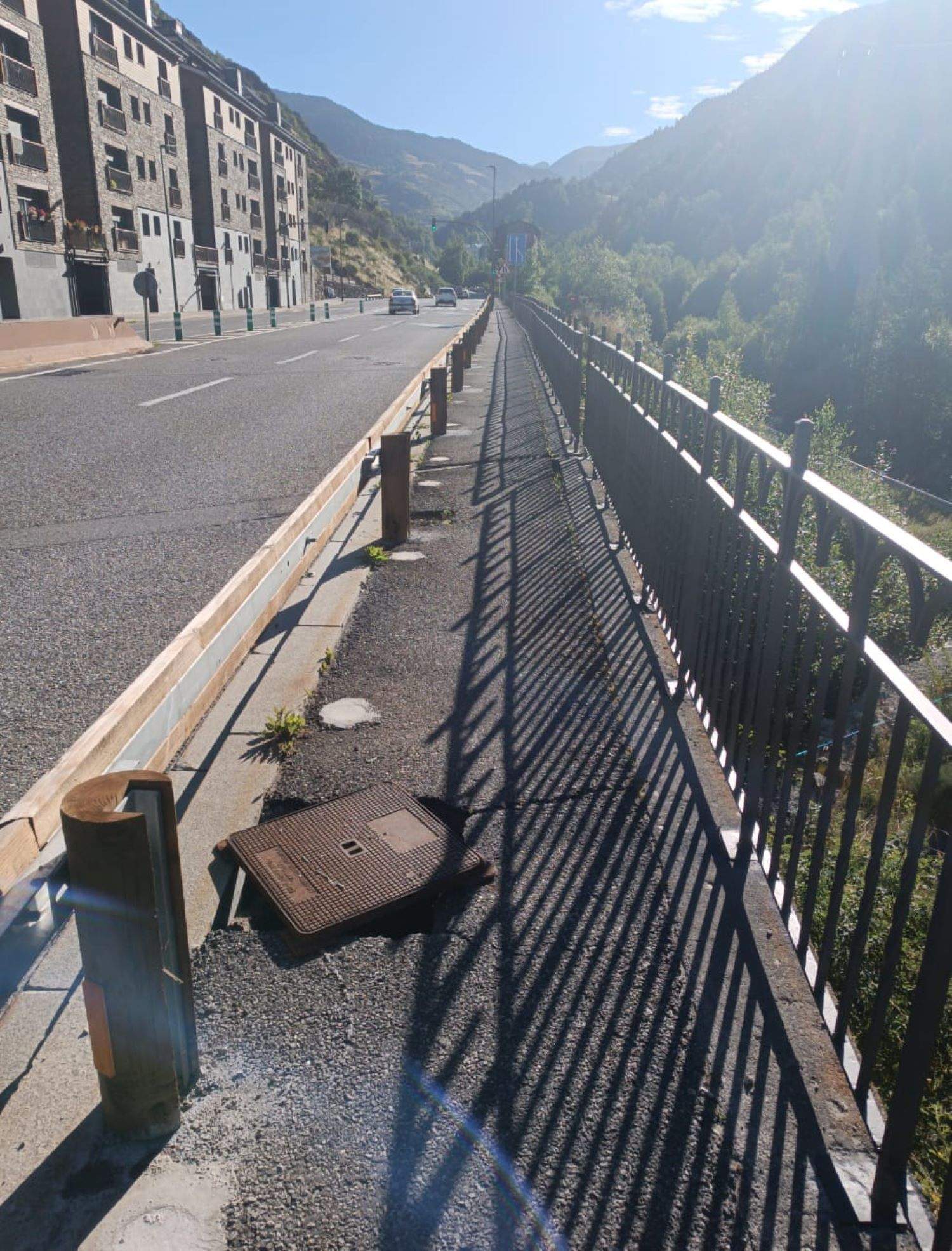 Una de les dues tapes aixecades.