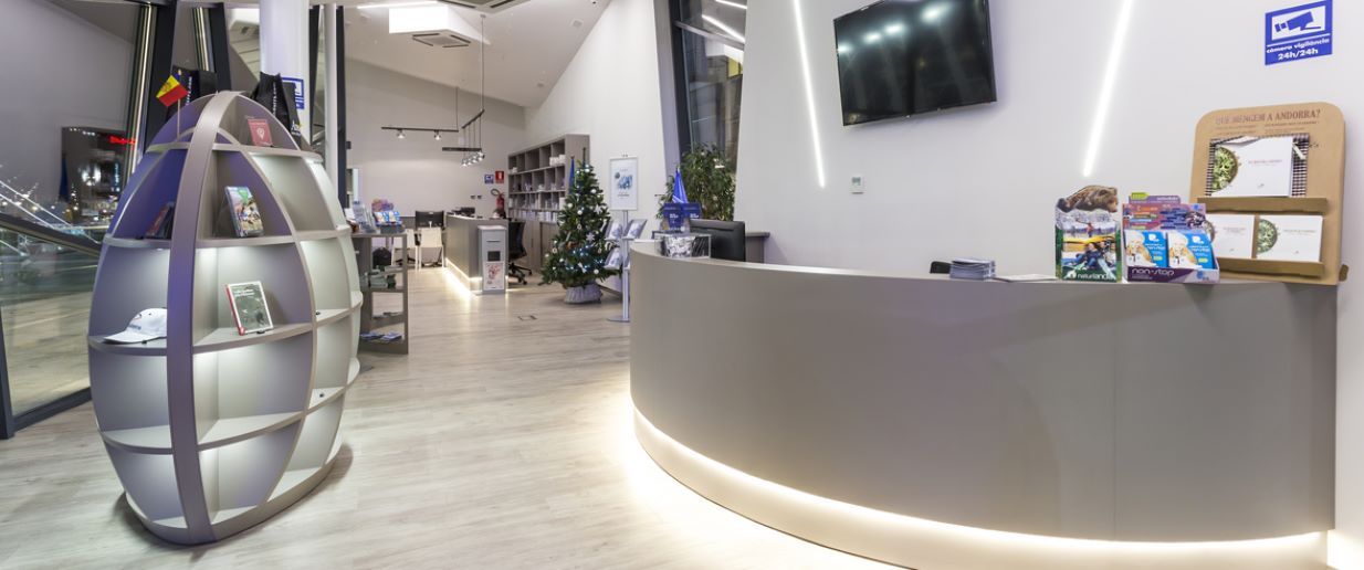 Interior de l'oficina de turisme d'Andorra la Vella.