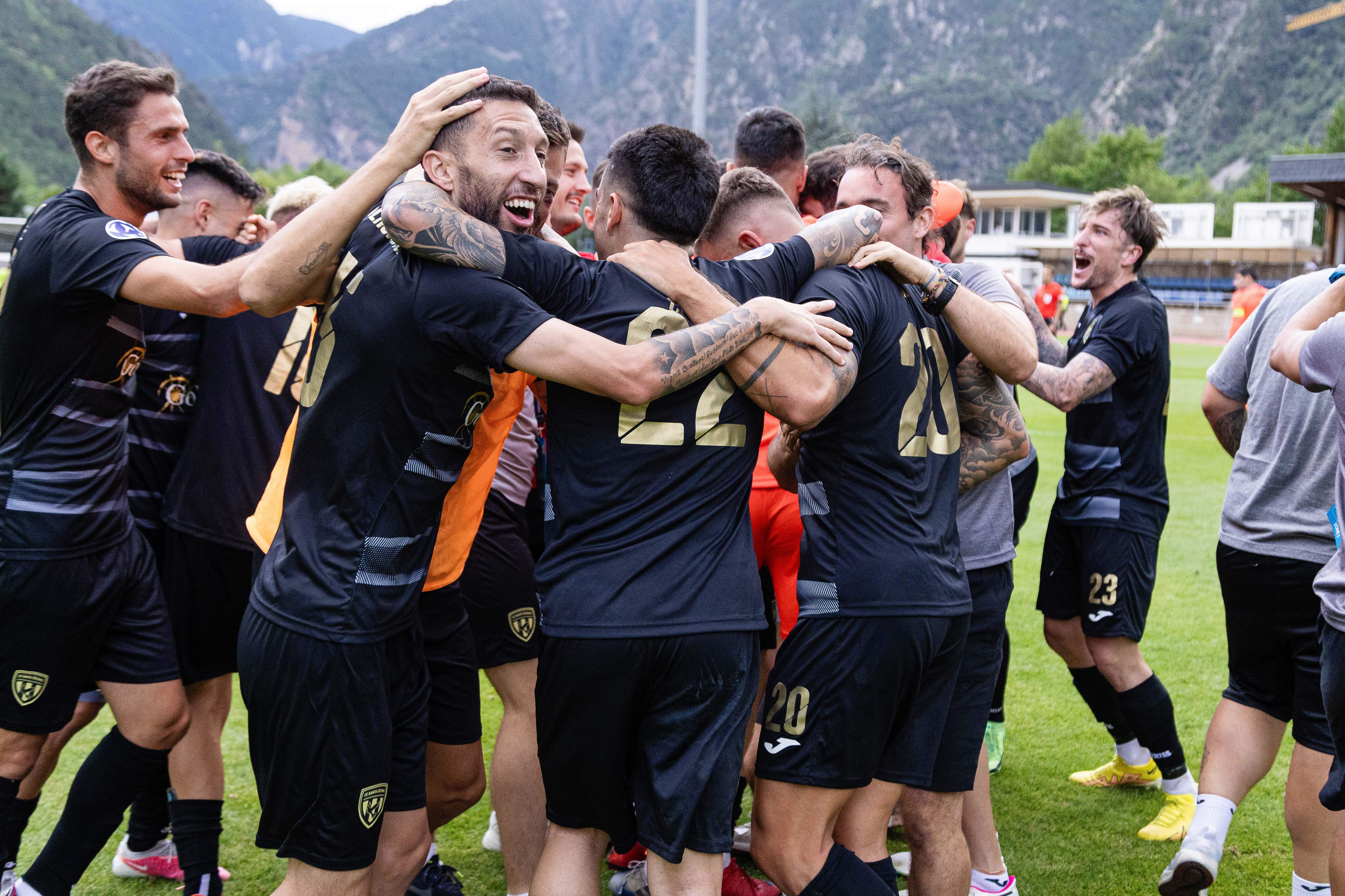 Els jugadors de l'FC Santa Coloma celebrant el passi a la tercera ronda de la Conference League
