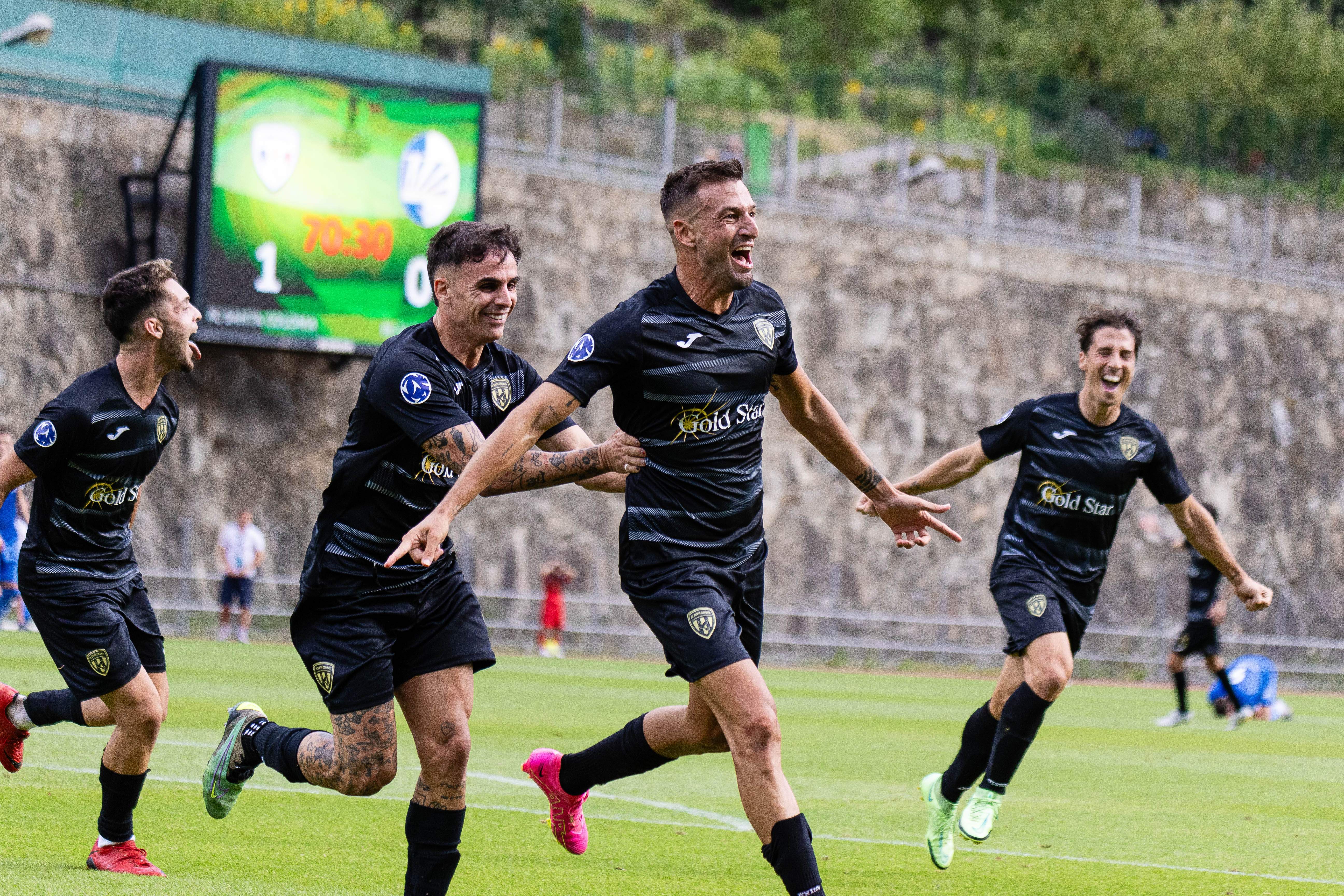 Celebració del 2-0 contra el Sutjeska Niksic