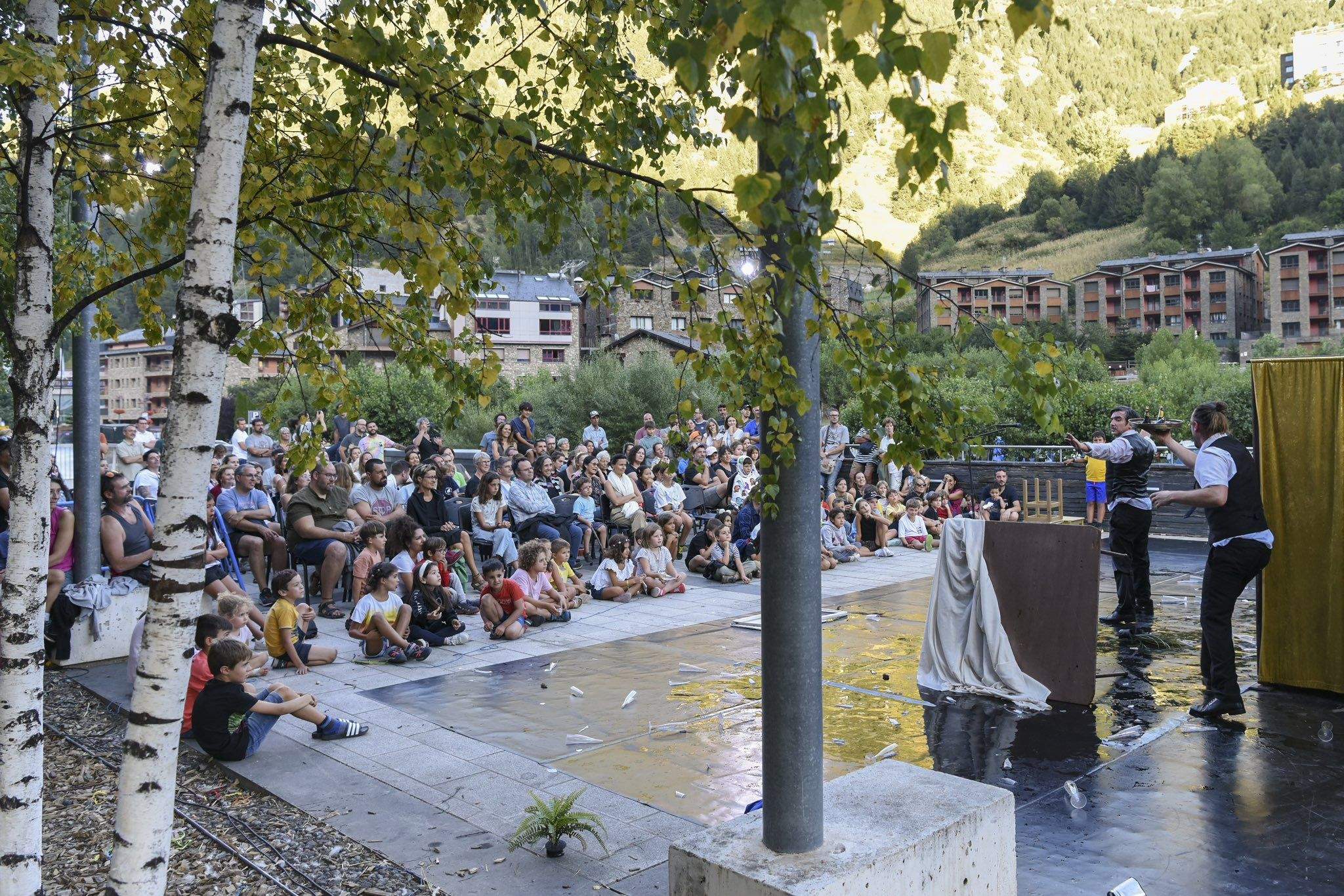 Espectadors en el darrer dels espectacles, que ha va tenir lloc dimarts al vespre.