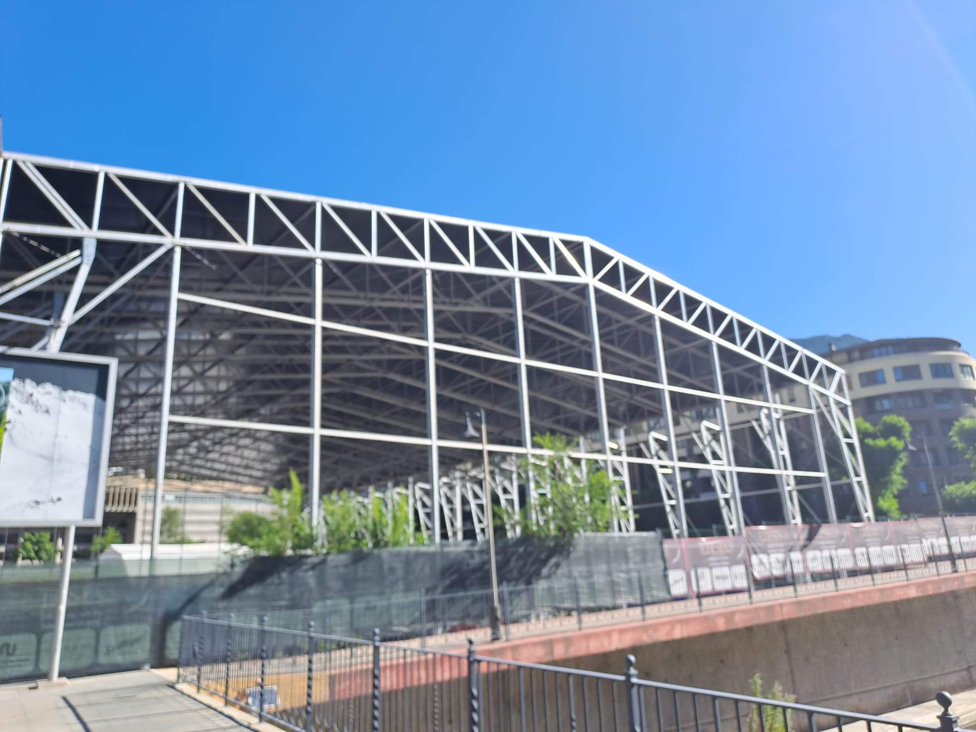 La carpa ja s'està desmuntant.