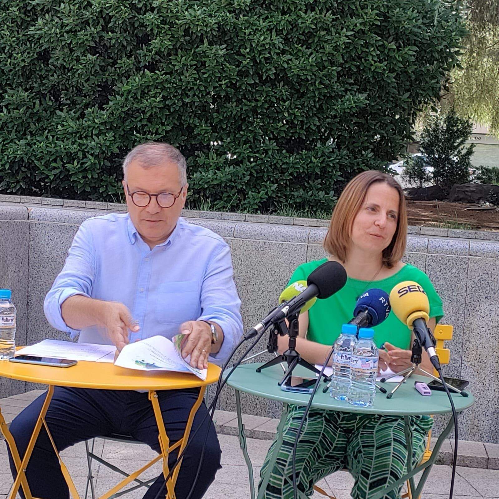 El conseller de Cultura, Valentí Closa i la cònsol major d'Escaldes-Engordany, Rosa Gili durant la roda de premsa d'aquest dijous.