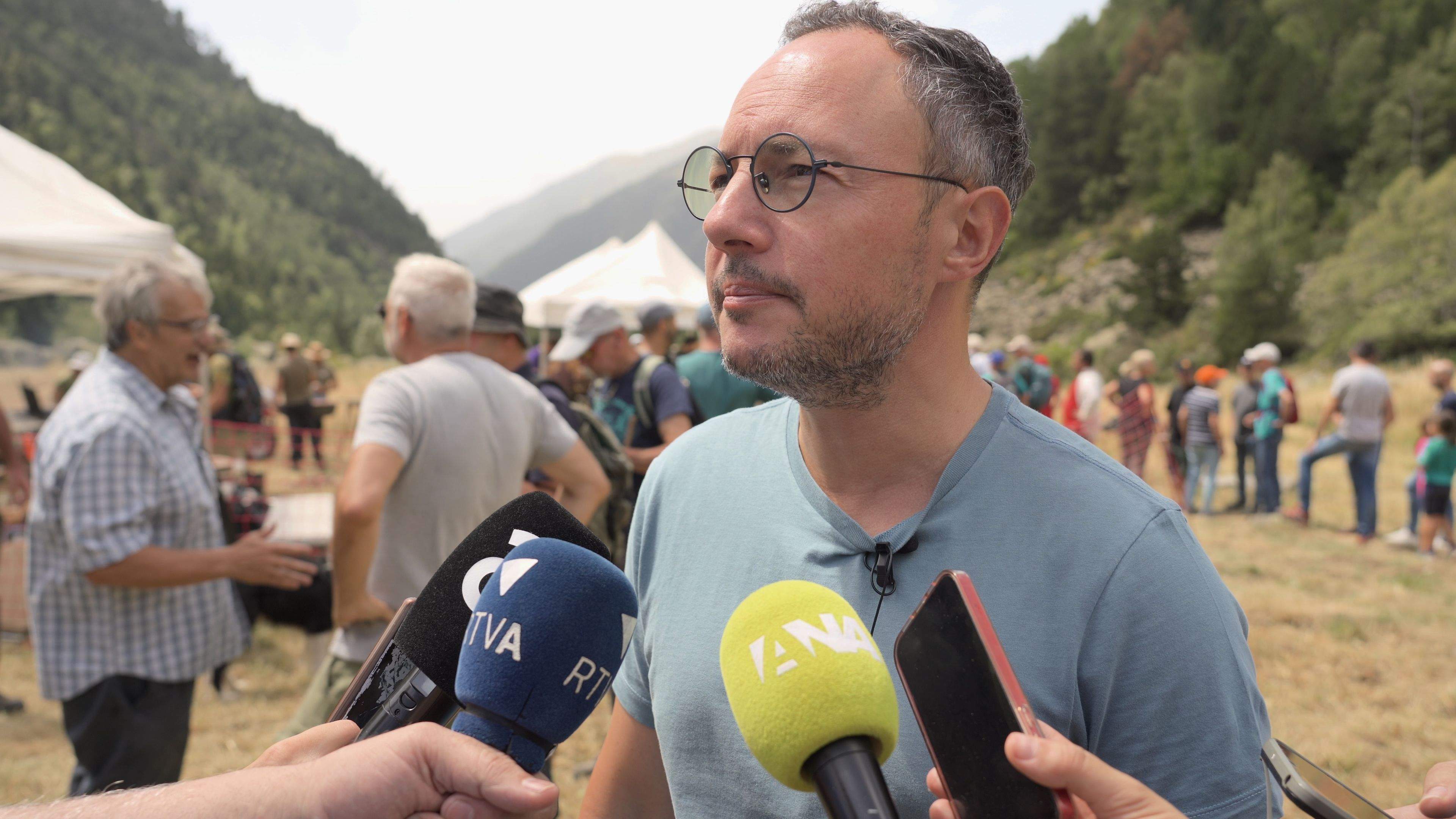 El cap de Govern, Xavier Espot, mentre atén als mitjans de comunicació.