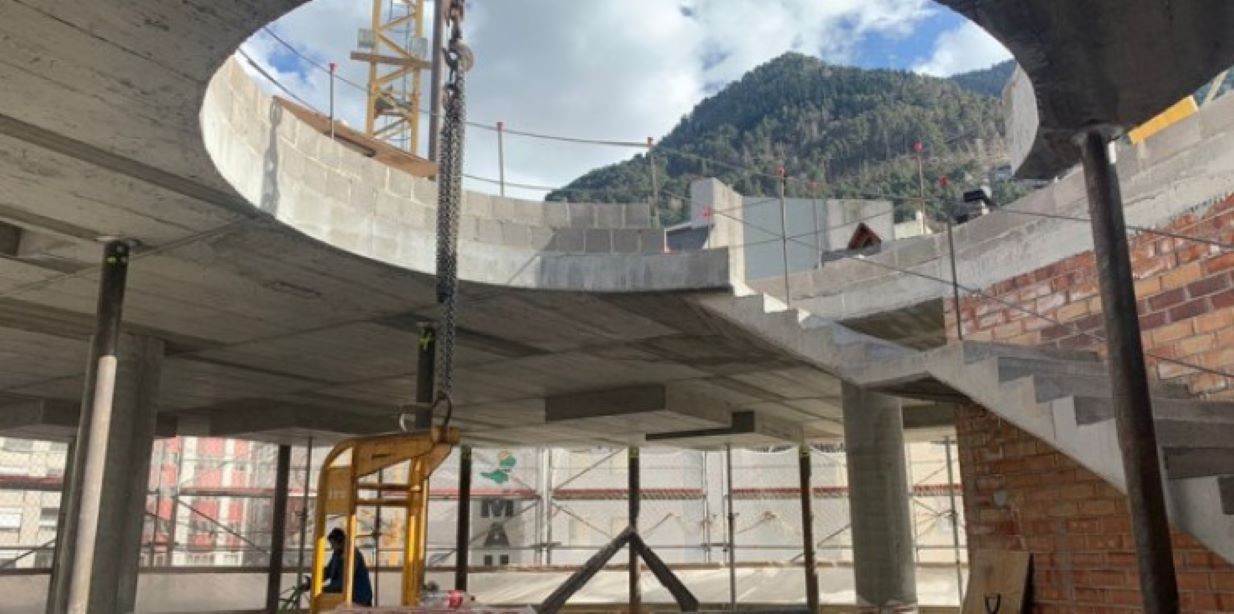 Treballs a la coberta de la llar de jubilats.