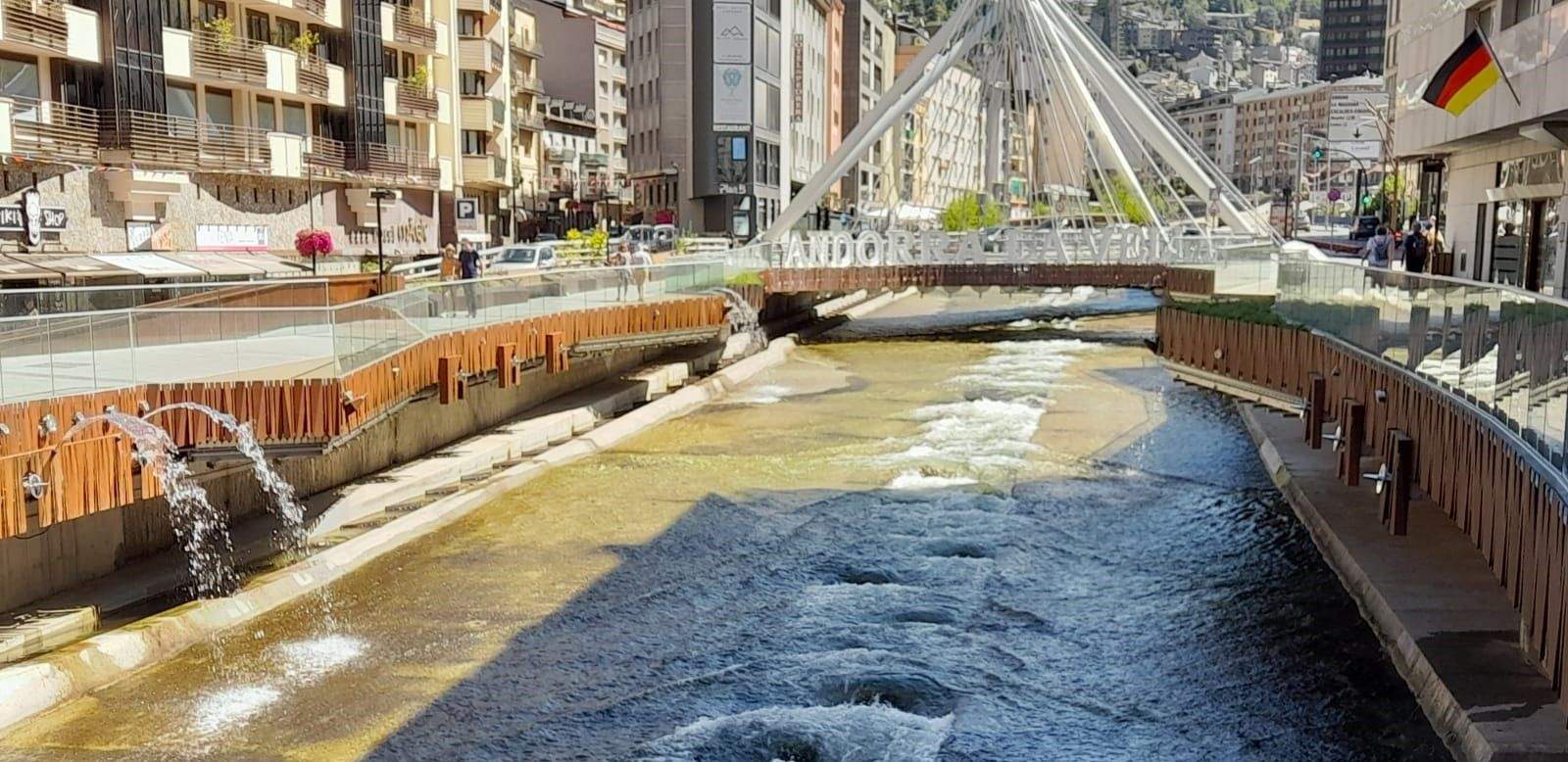 El pont de París, al fons, aquesta setmana.