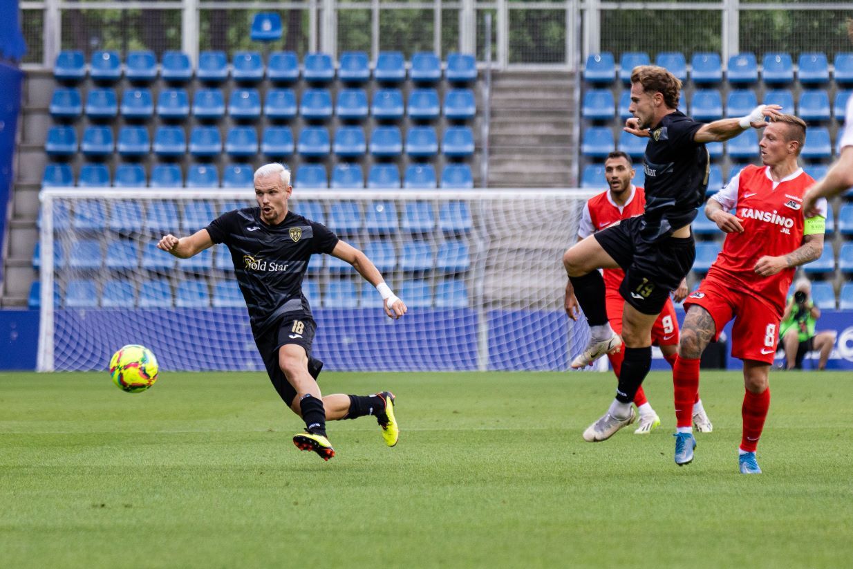 López corre per controlar la pilota després de la passada de Garrido en el partit d'aquest dijous.