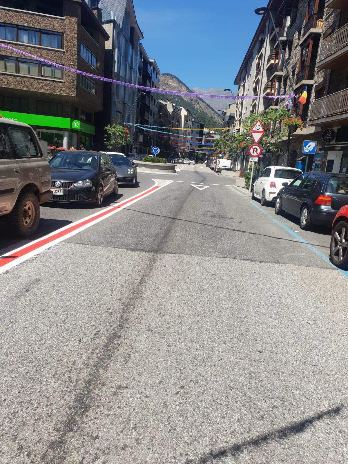 La taca d'oli que han hagut de netejar els bombers.