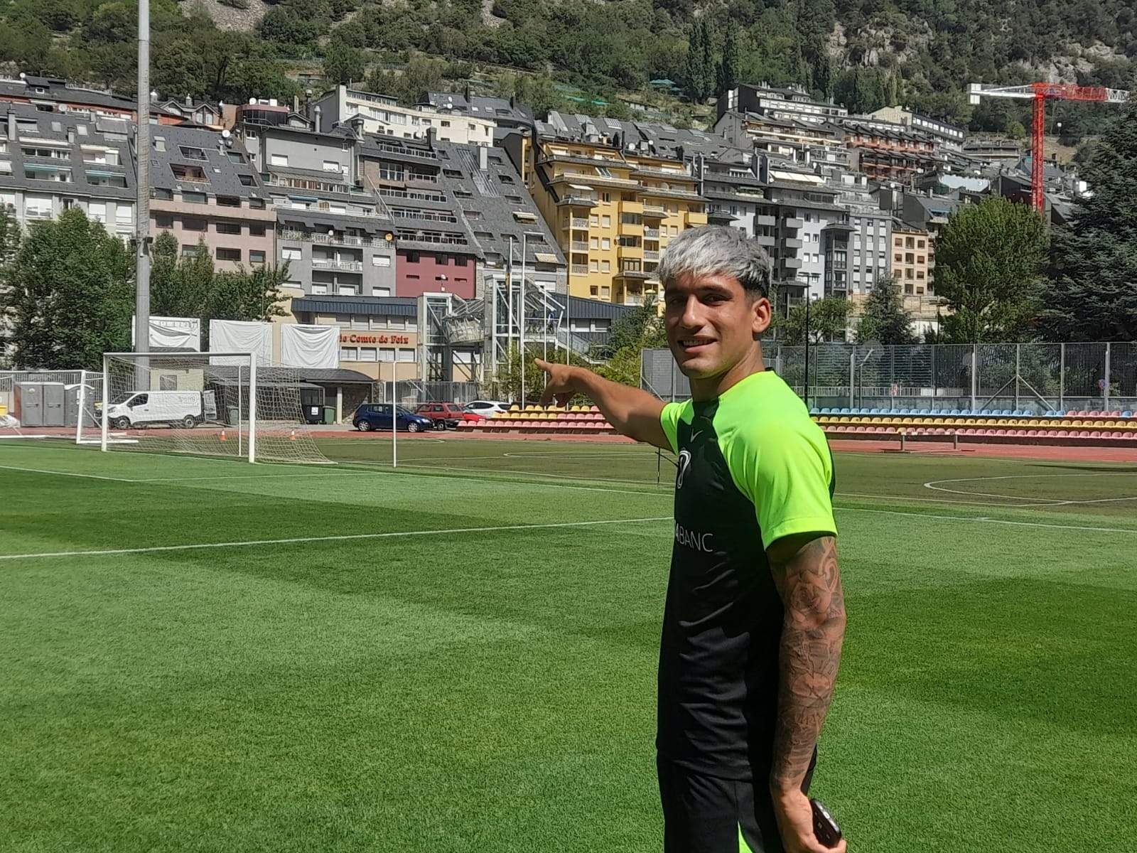 Iker Benito senyalant la porteria