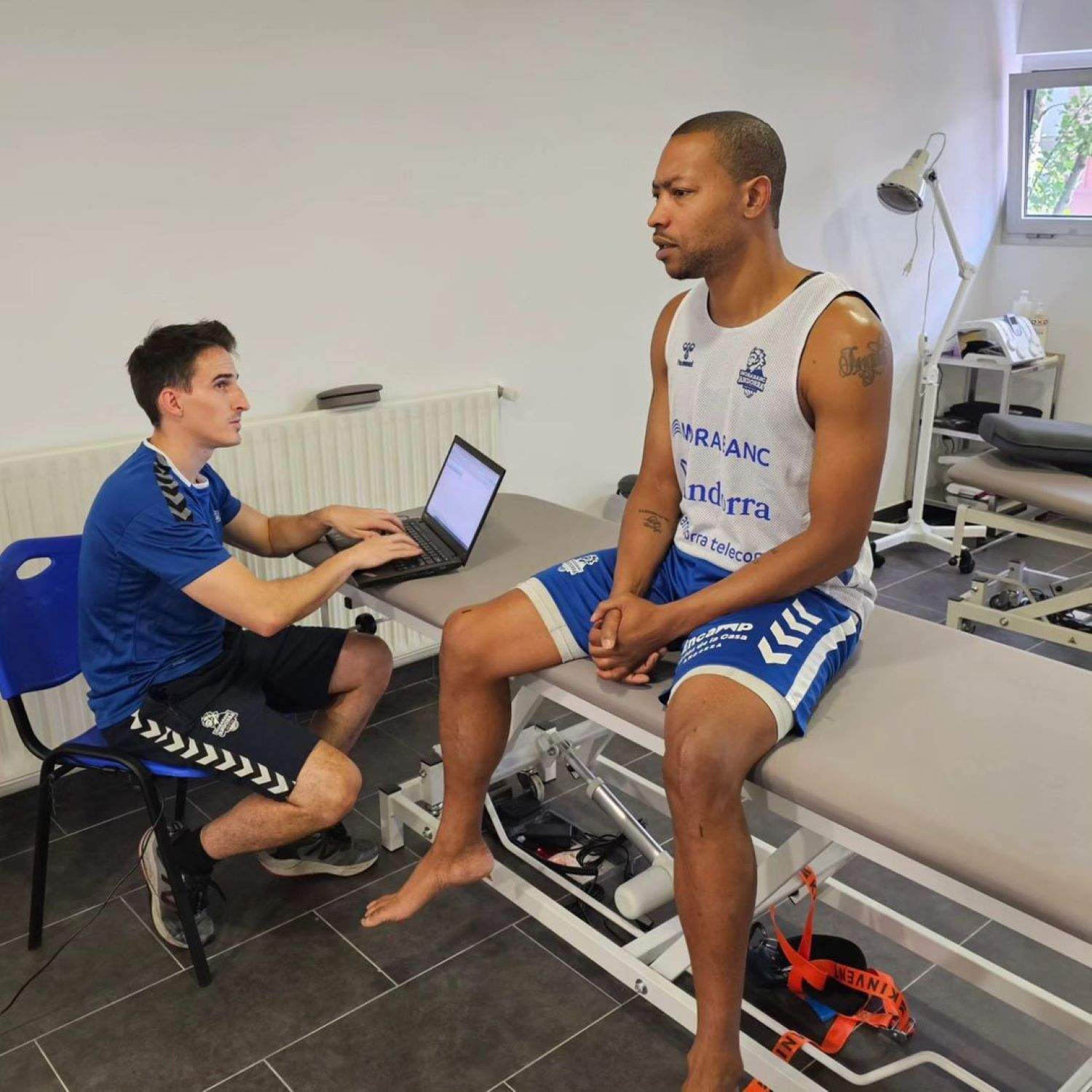 Andrew Goudelock, durant la revisió mèdica.