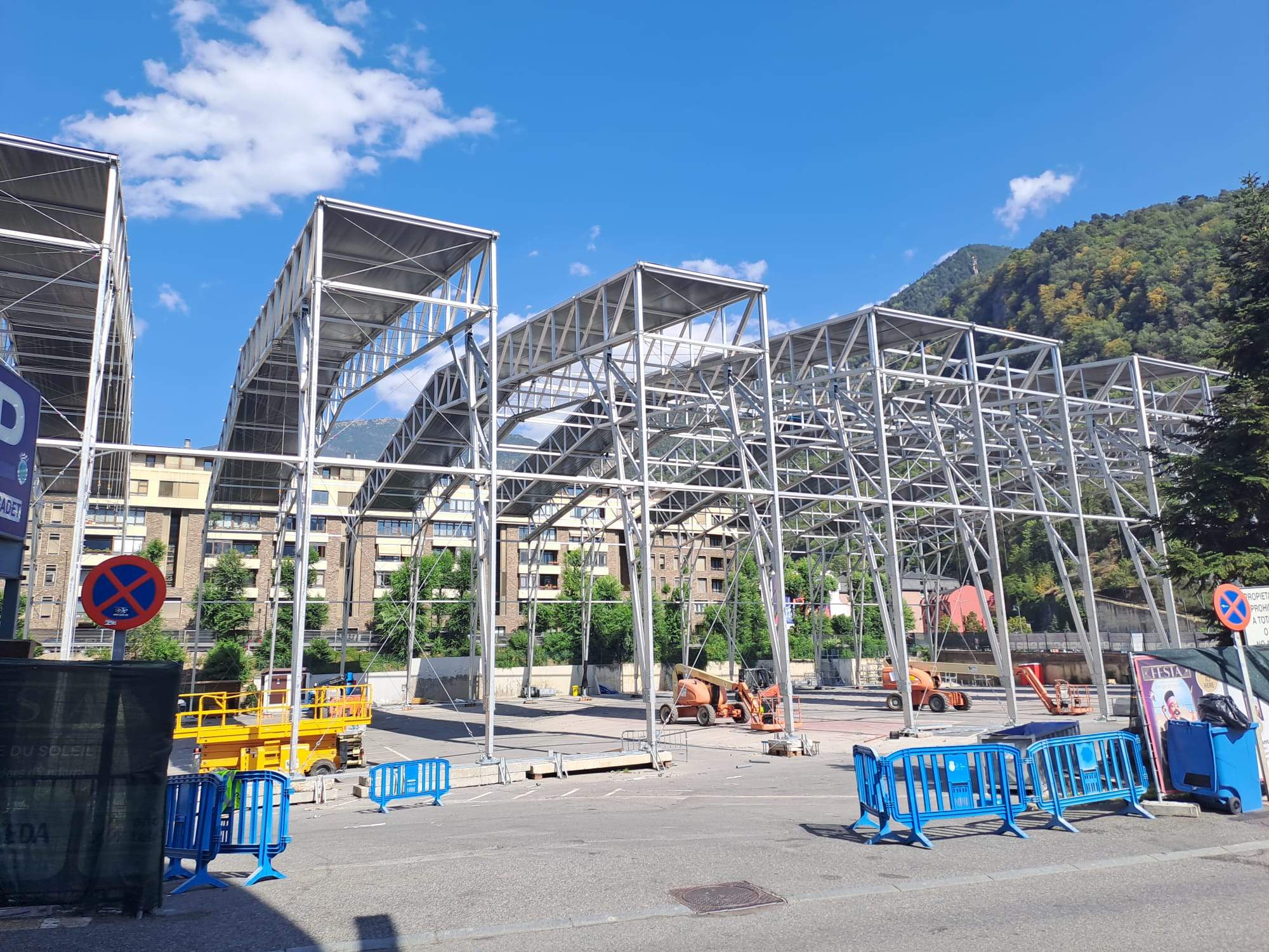 El desmuntatge de la carpa avança però l'aparcament no obrirà fins després del pas de la Vuelta.