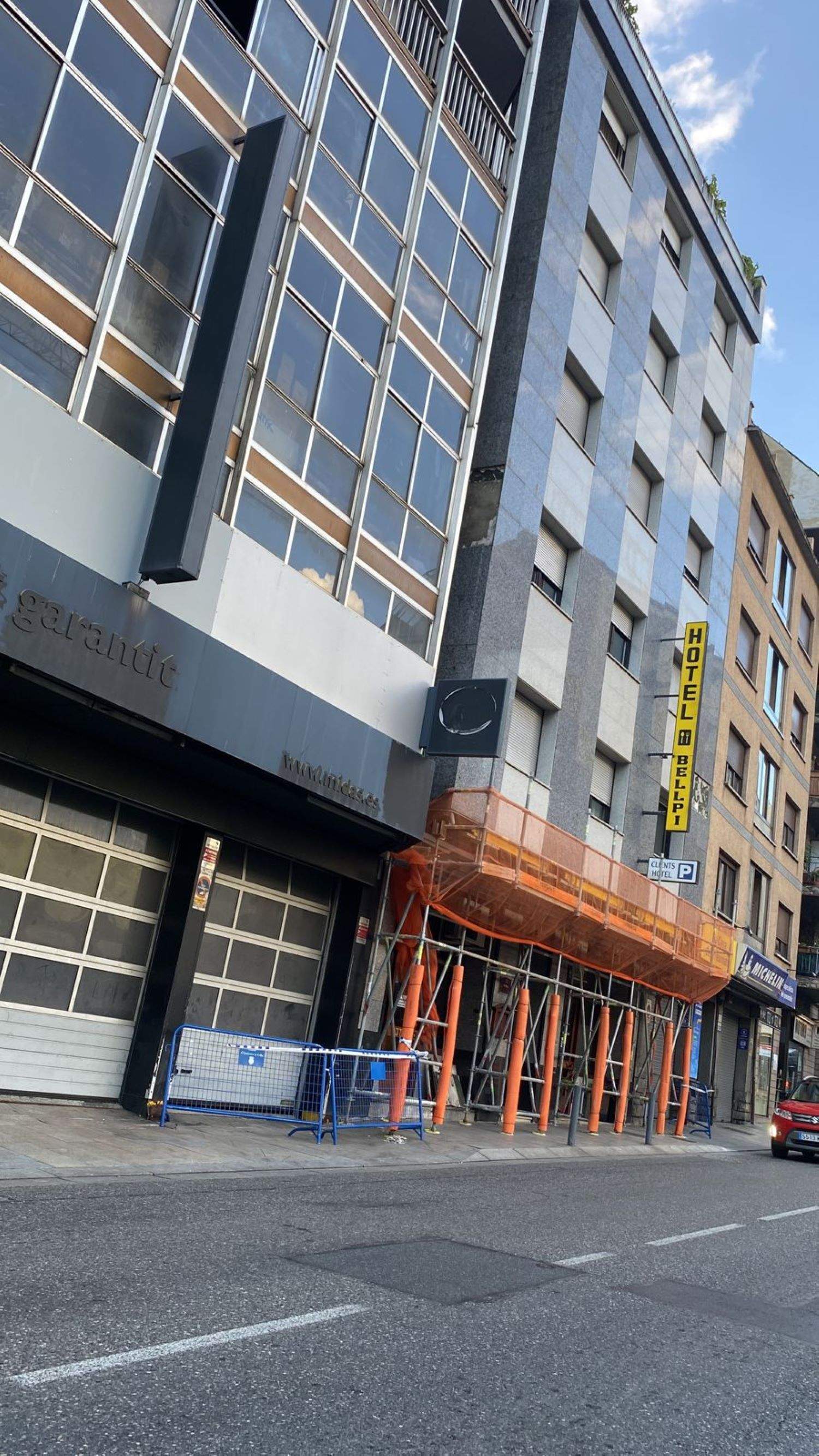 La zona on han caigut les plaques de marbre, aquesta tarda.