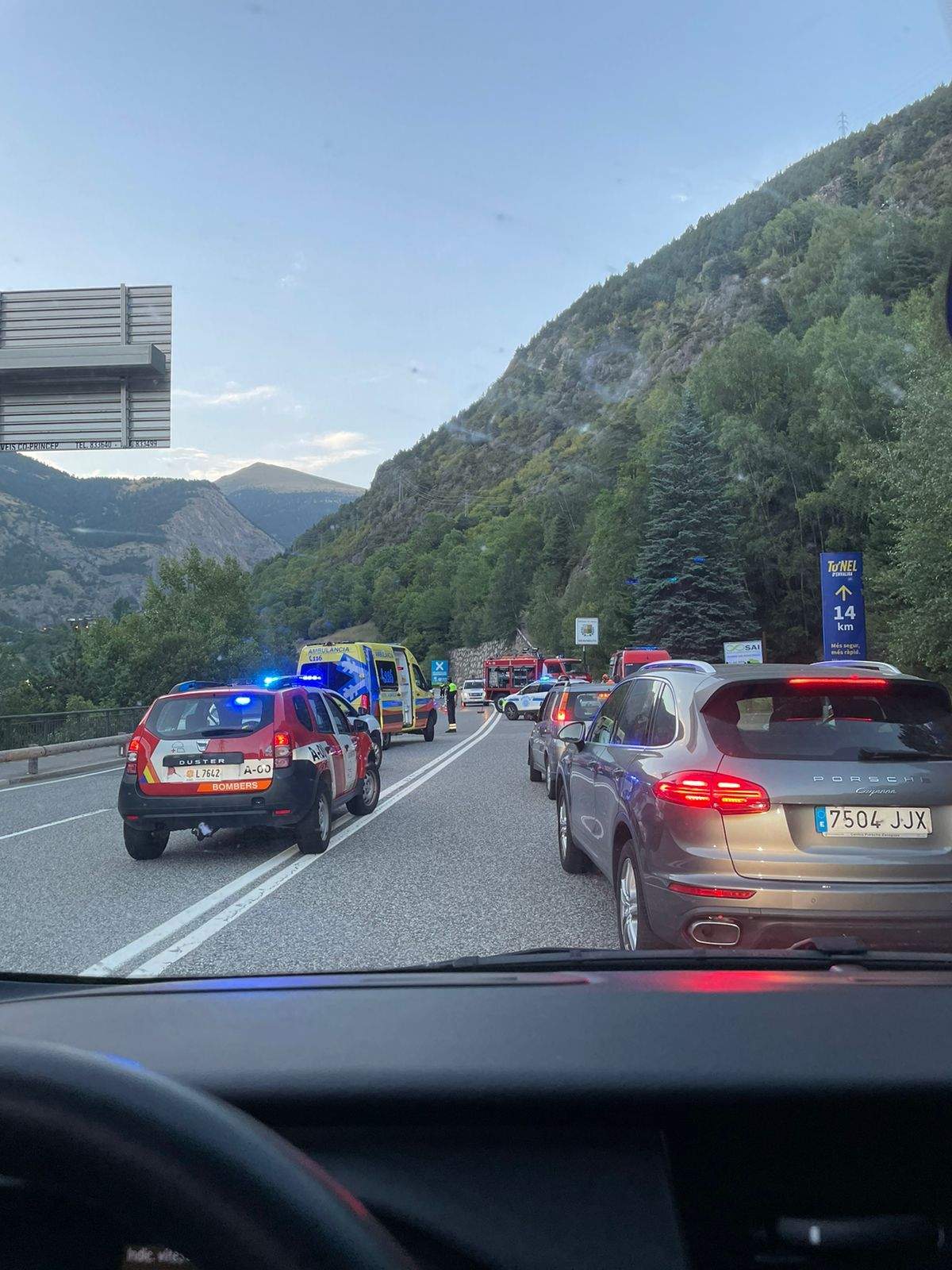 Efectius dels cossos d'emergència al lloc de l'accident.