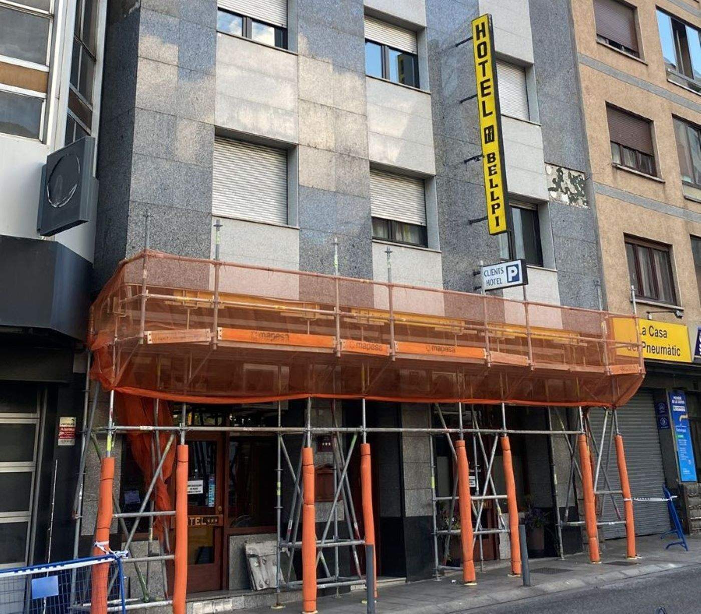 La façana de l'hotel Bellpí, amb la bastilla i, a la dreta, les plaques caigudes.