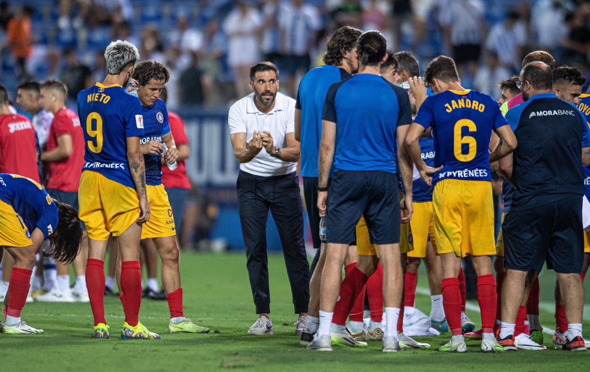 Sarabia dona instruccions als seus jugadors durant una de les pauses d'hidratació.