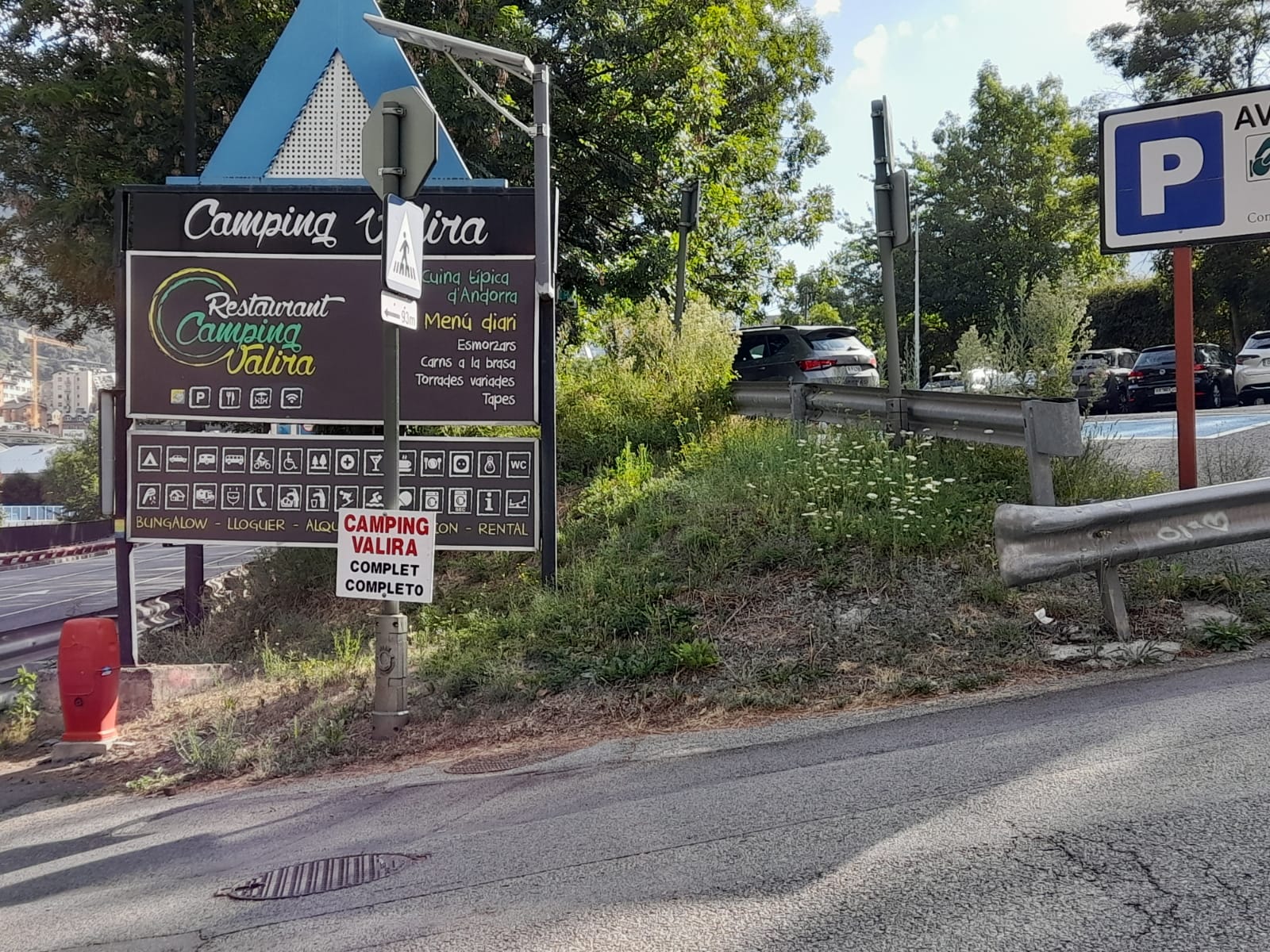 Cartell informant que el Càmping Valira està complet.