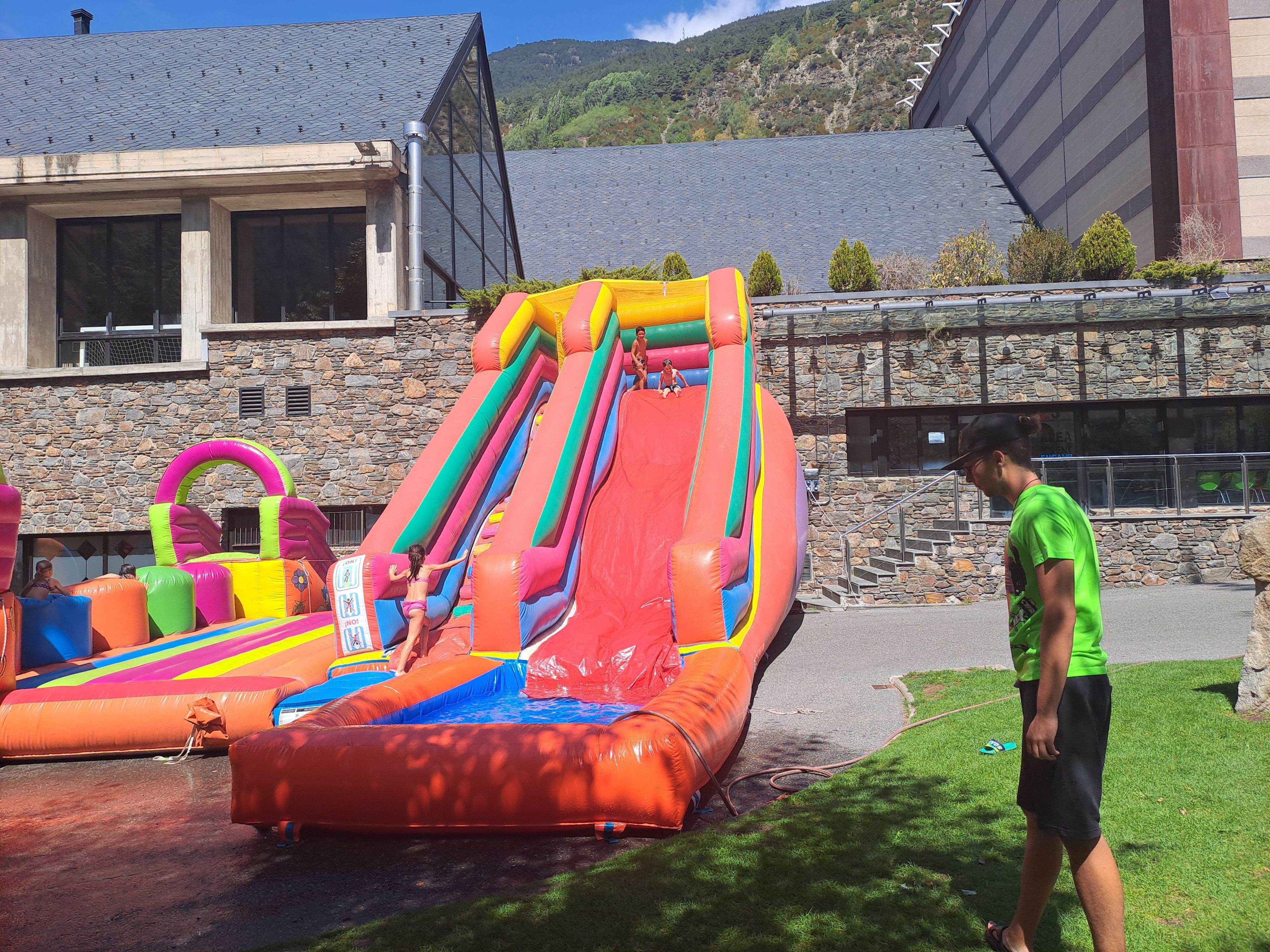 Jocs aqüatics al passeig de l'Alguer.