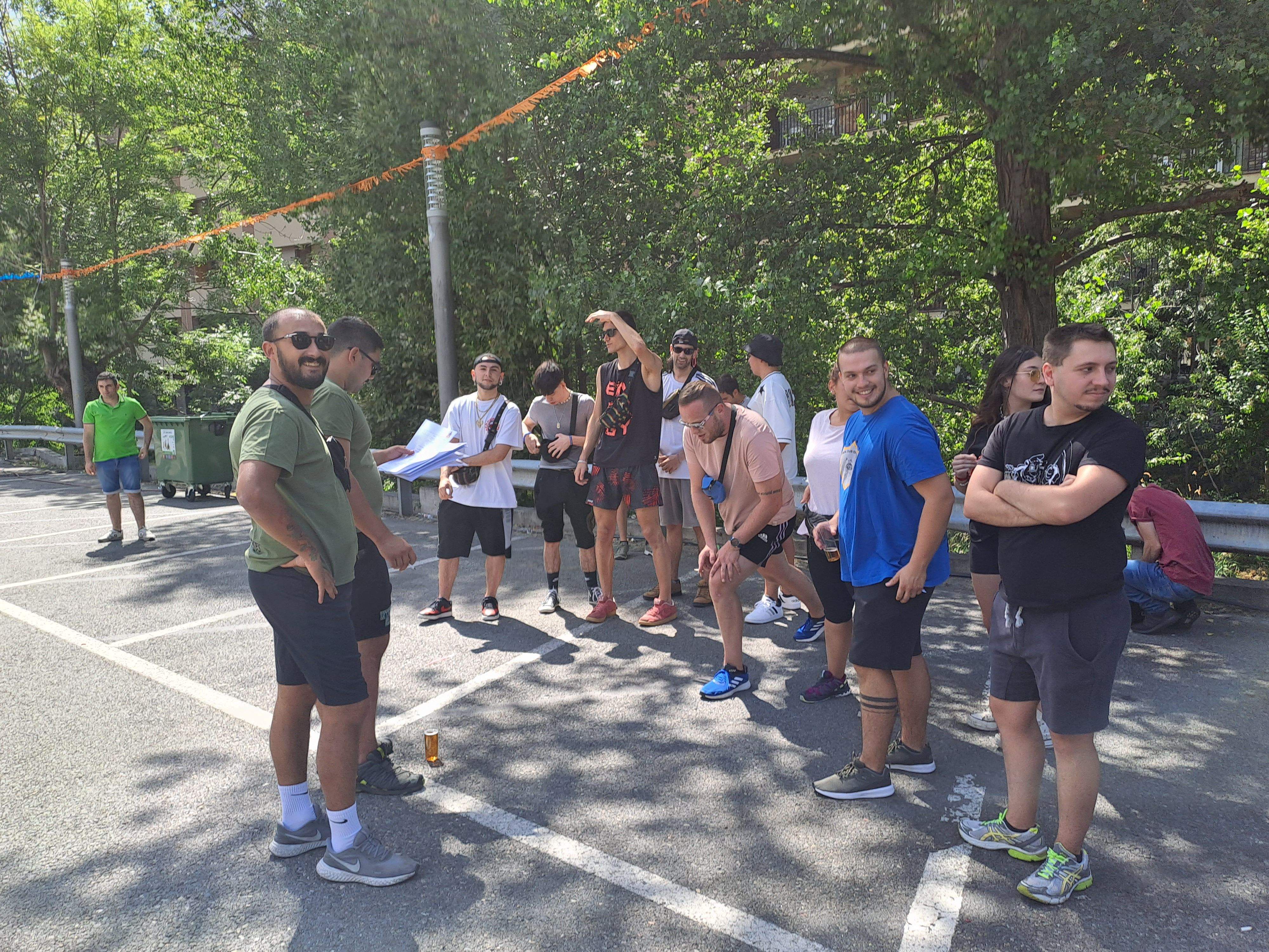 Els equips esperant per començar. 