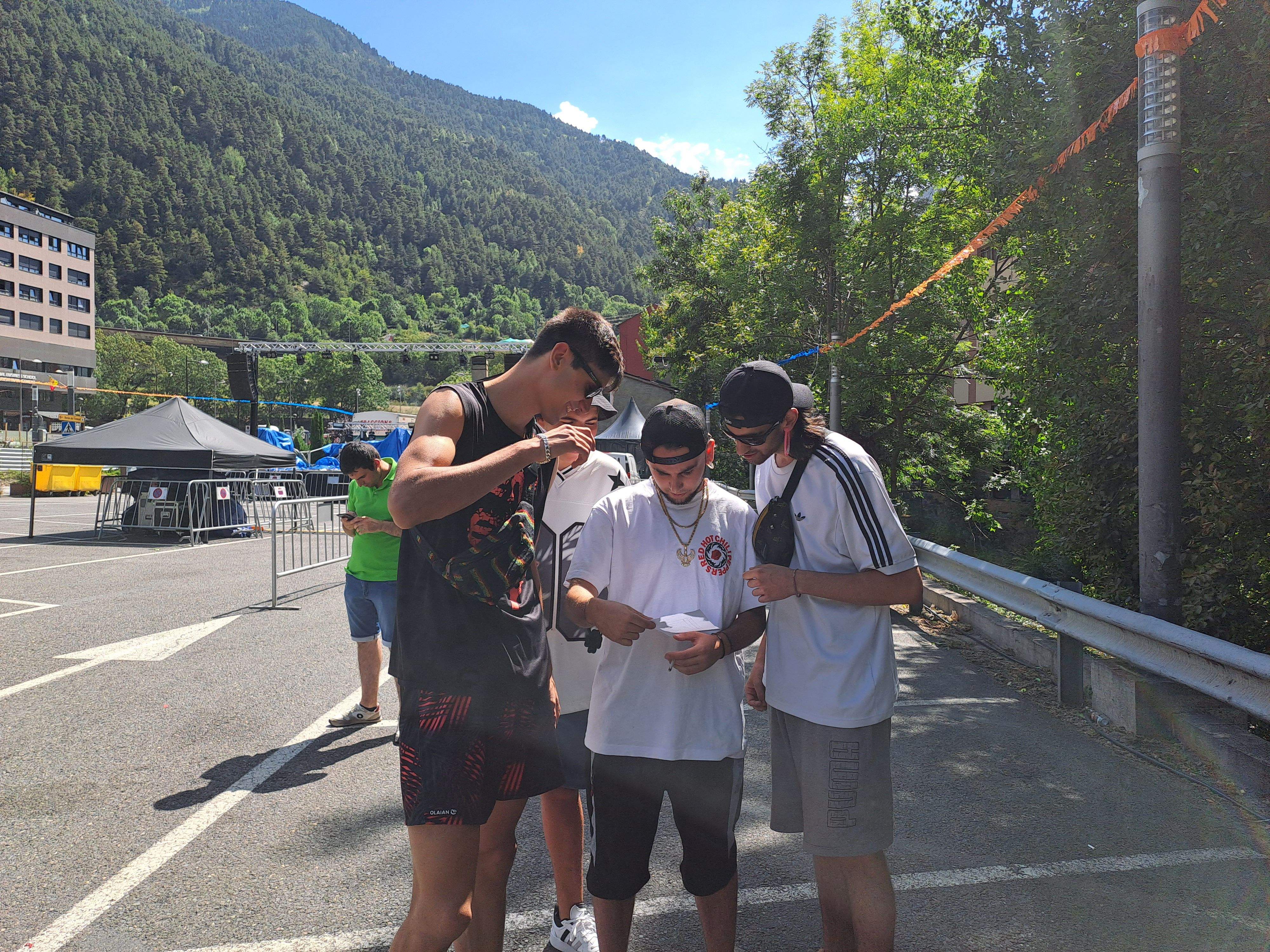 Mirant la llista de la compra.