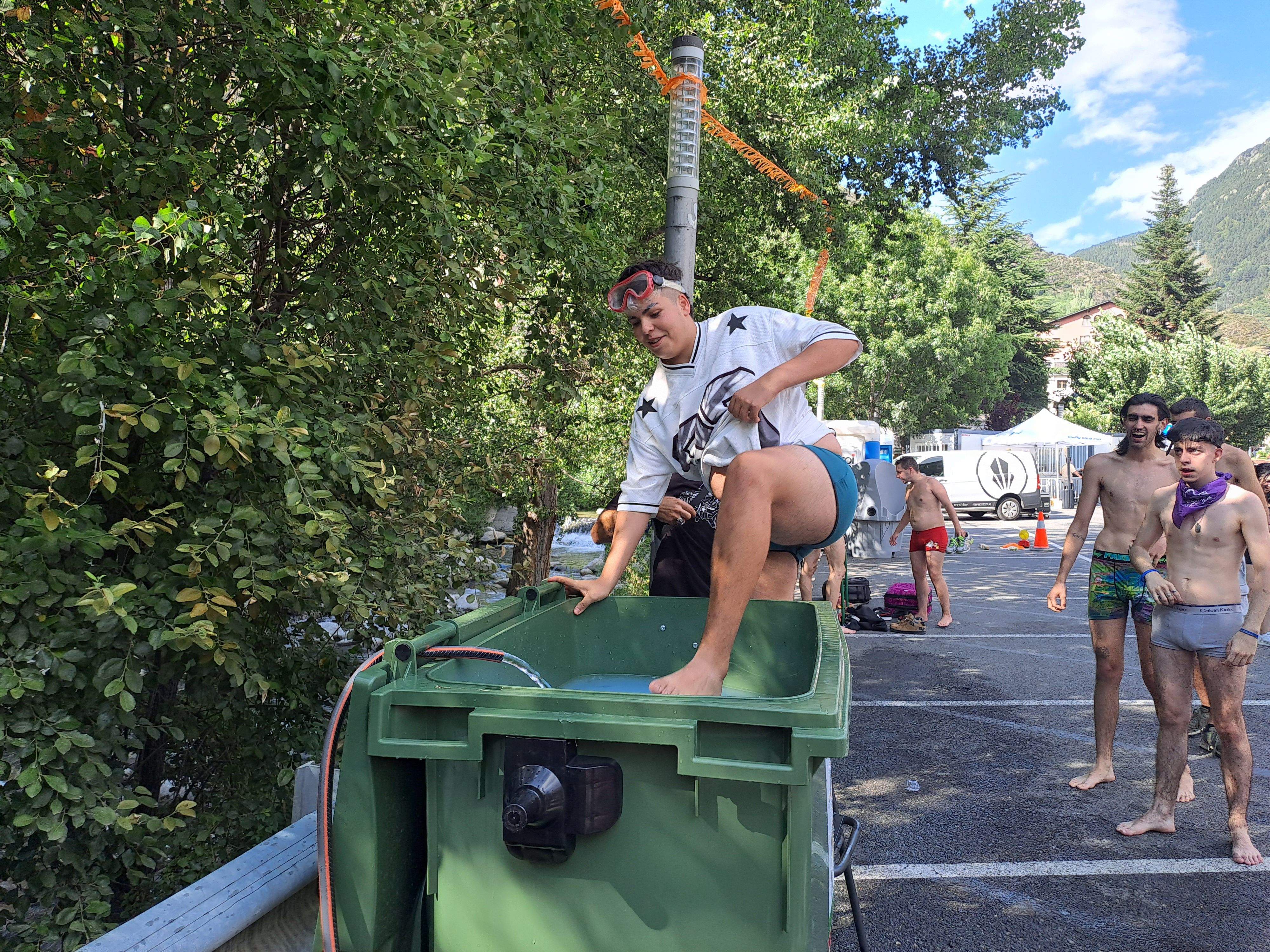 Entrant al cubell d'aigua per buscar claus.