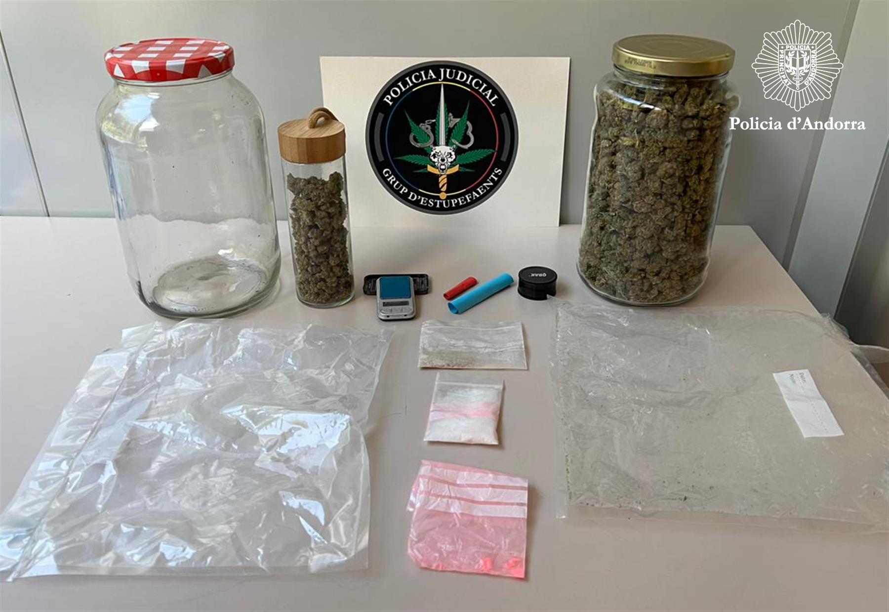 La droga i el material trobat al domicili del detingut.