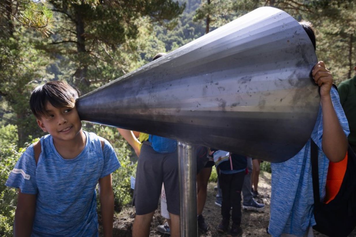 Dos infants en el superpotenciador d'oïda.