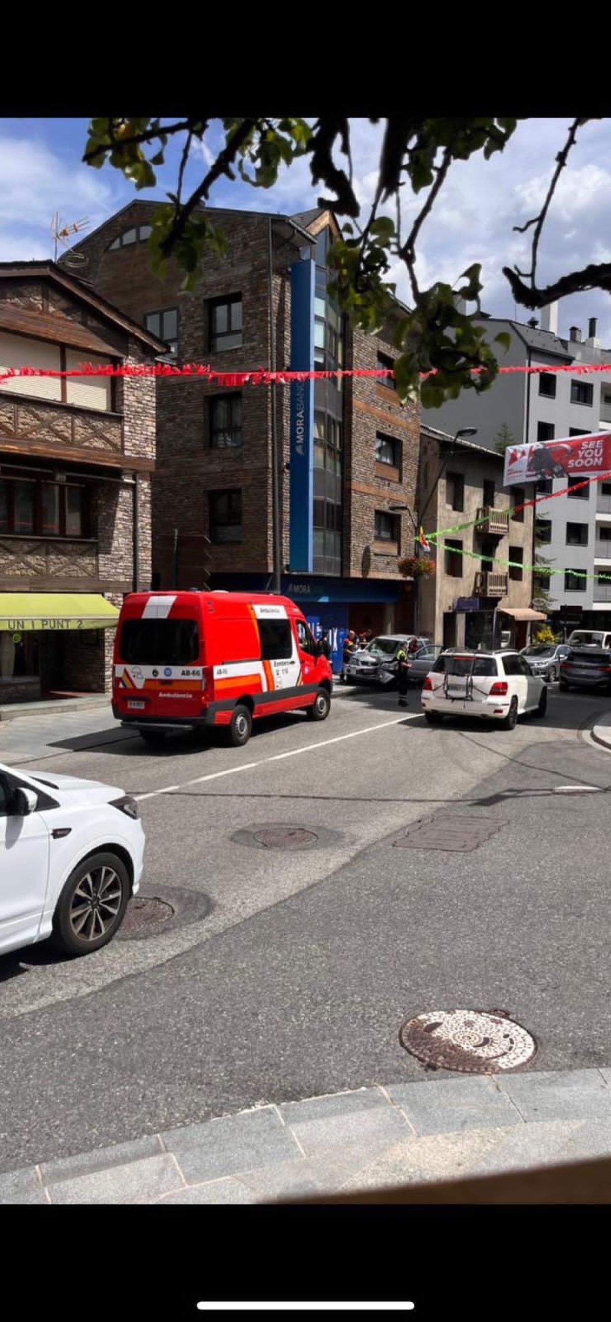 El vehicle accidentat a l'esquerra de la imatge.
