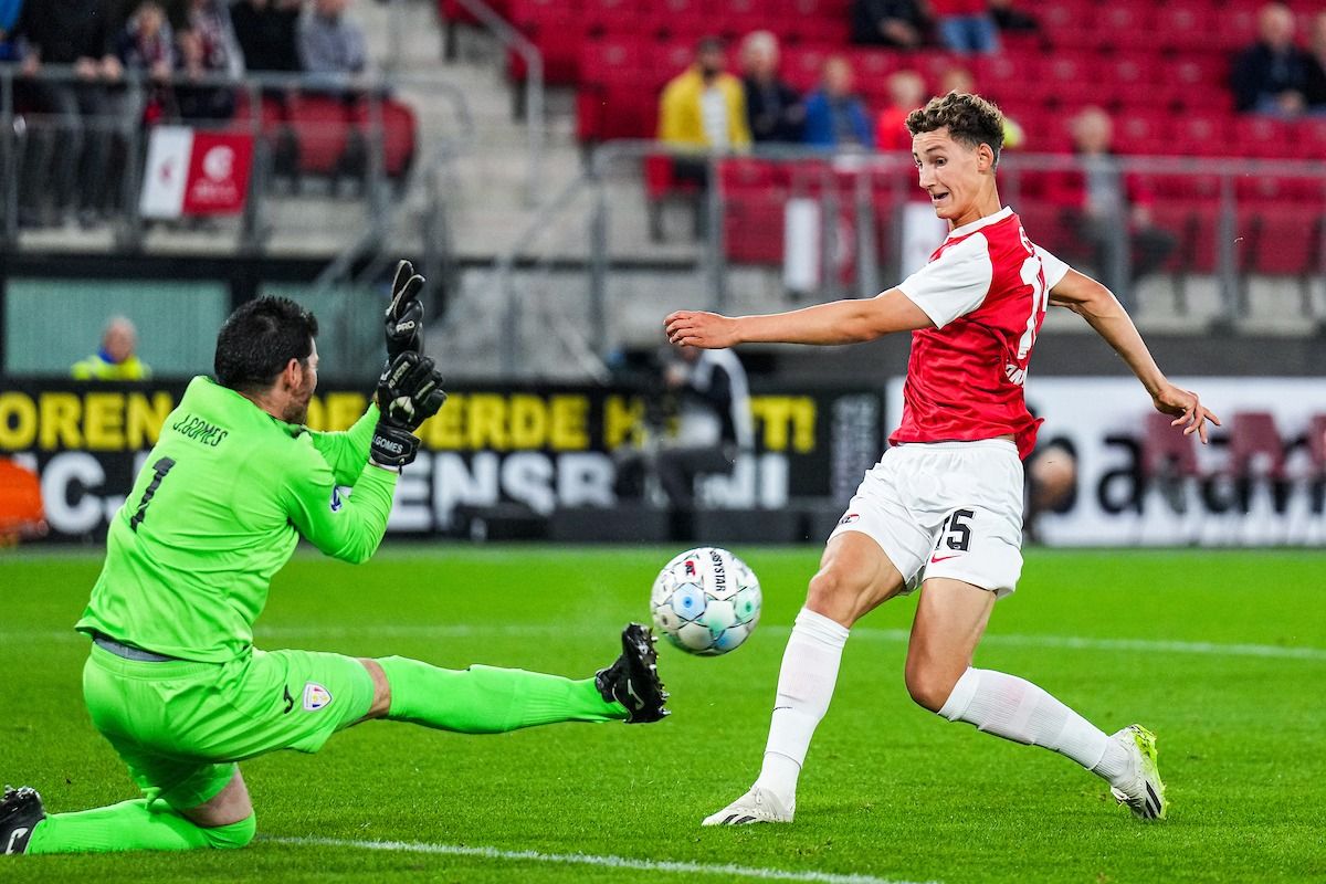 Gomes rebutja amb el peu el xut de Van Bommel al partit d'aquest dijous a Alkmaar.
