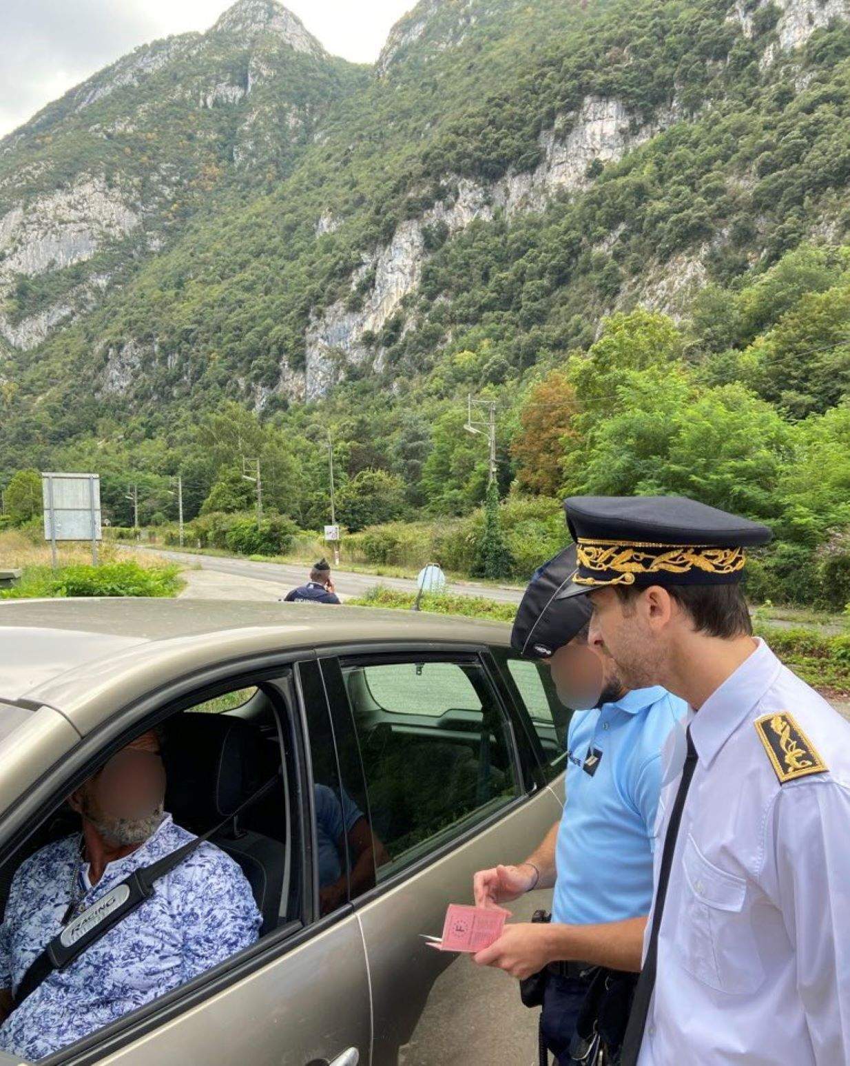 El cap de gabinet de la prefectura de l'Arieja, Guillaume Afonso i un gendarme en un control el passat dia 16.