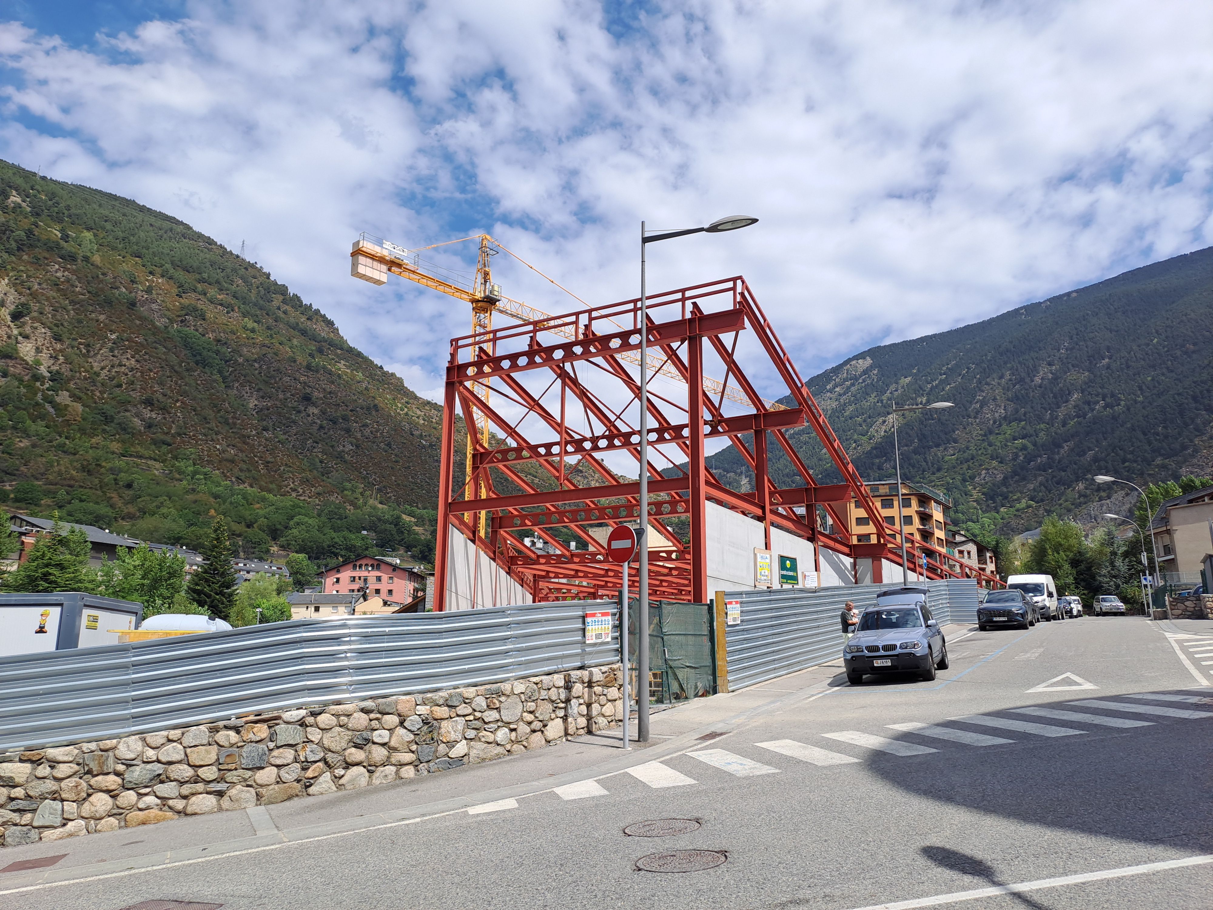 L'estructura de bigues ja està aixecada.