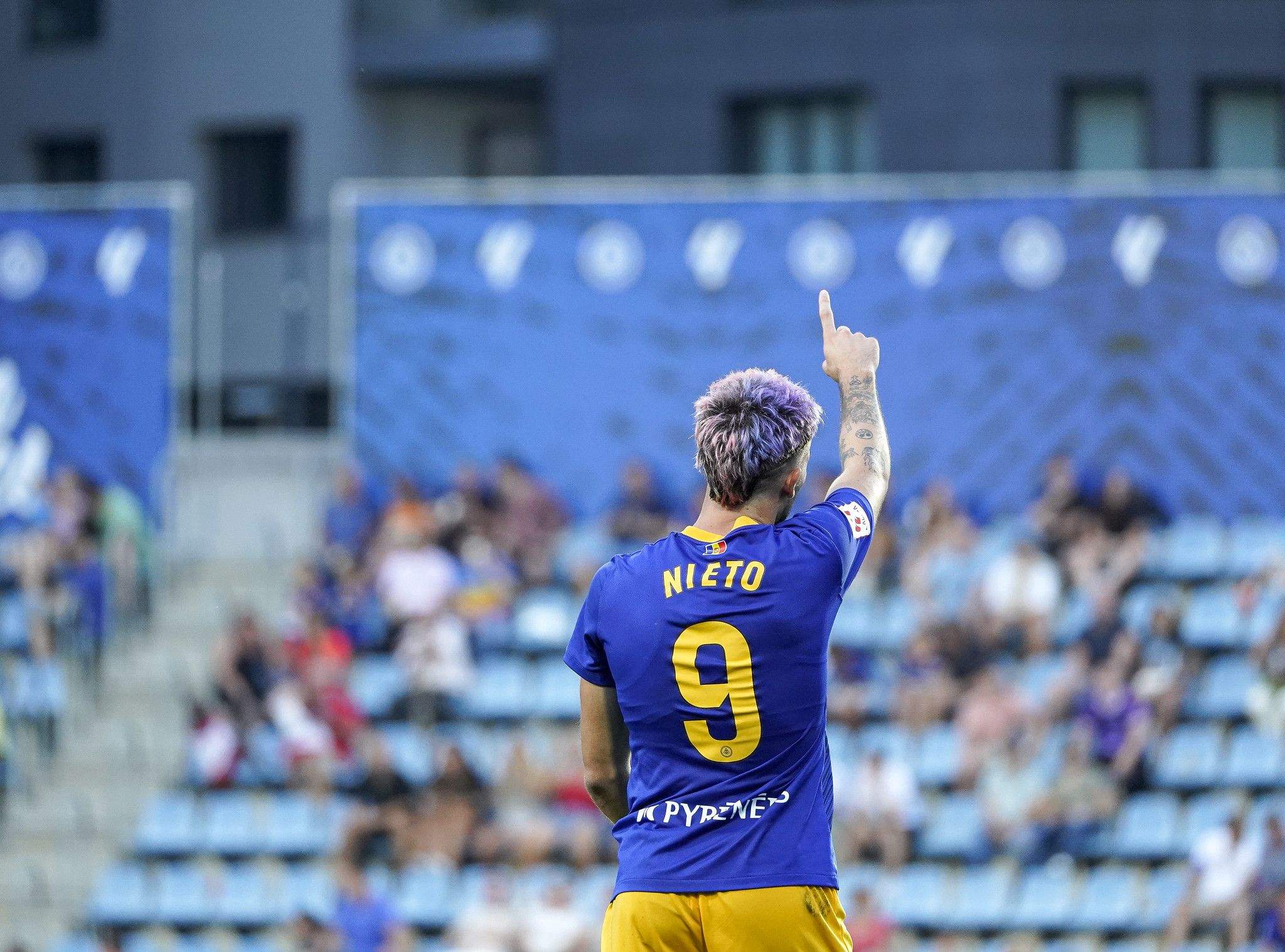 Manu Nieto dedicant un dels gols