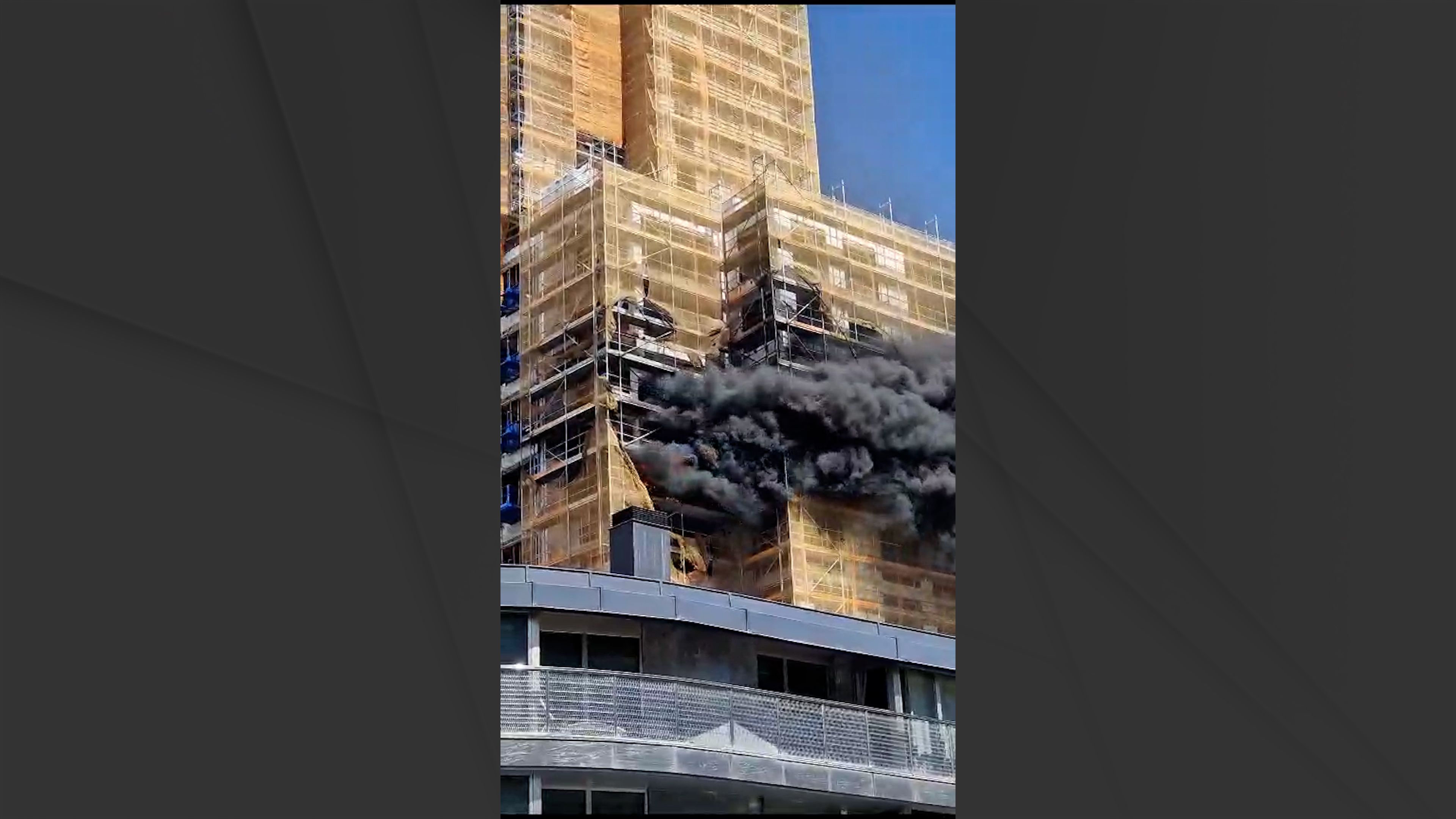 La intensa fumera negra que va desprendre la crema de les plaques.