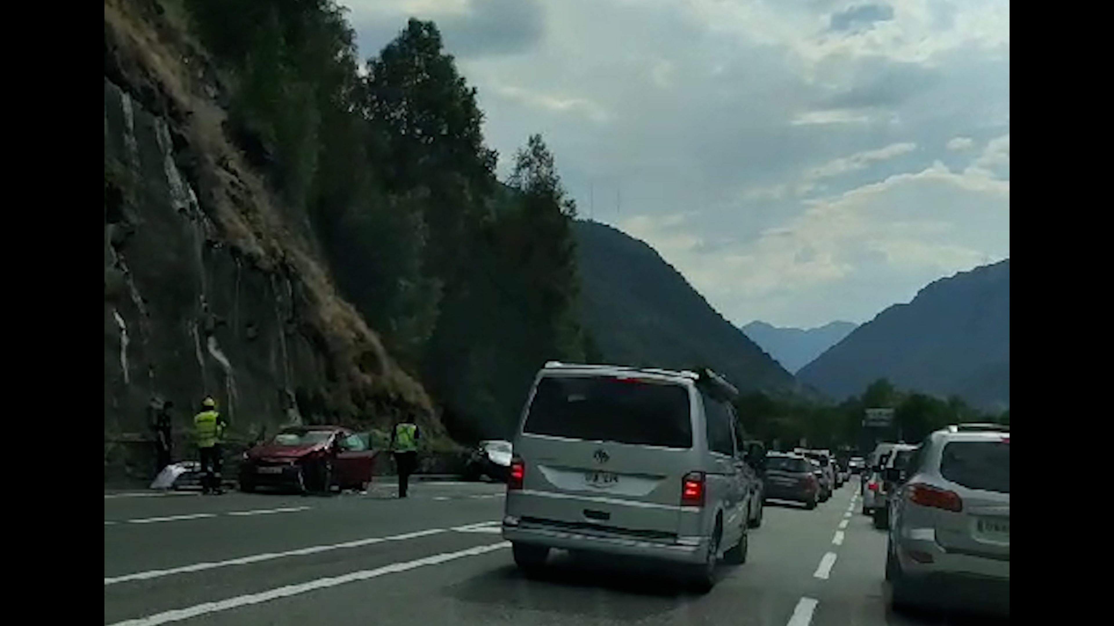 Els cotxes accidentats, a l'esquerra de la imatge.